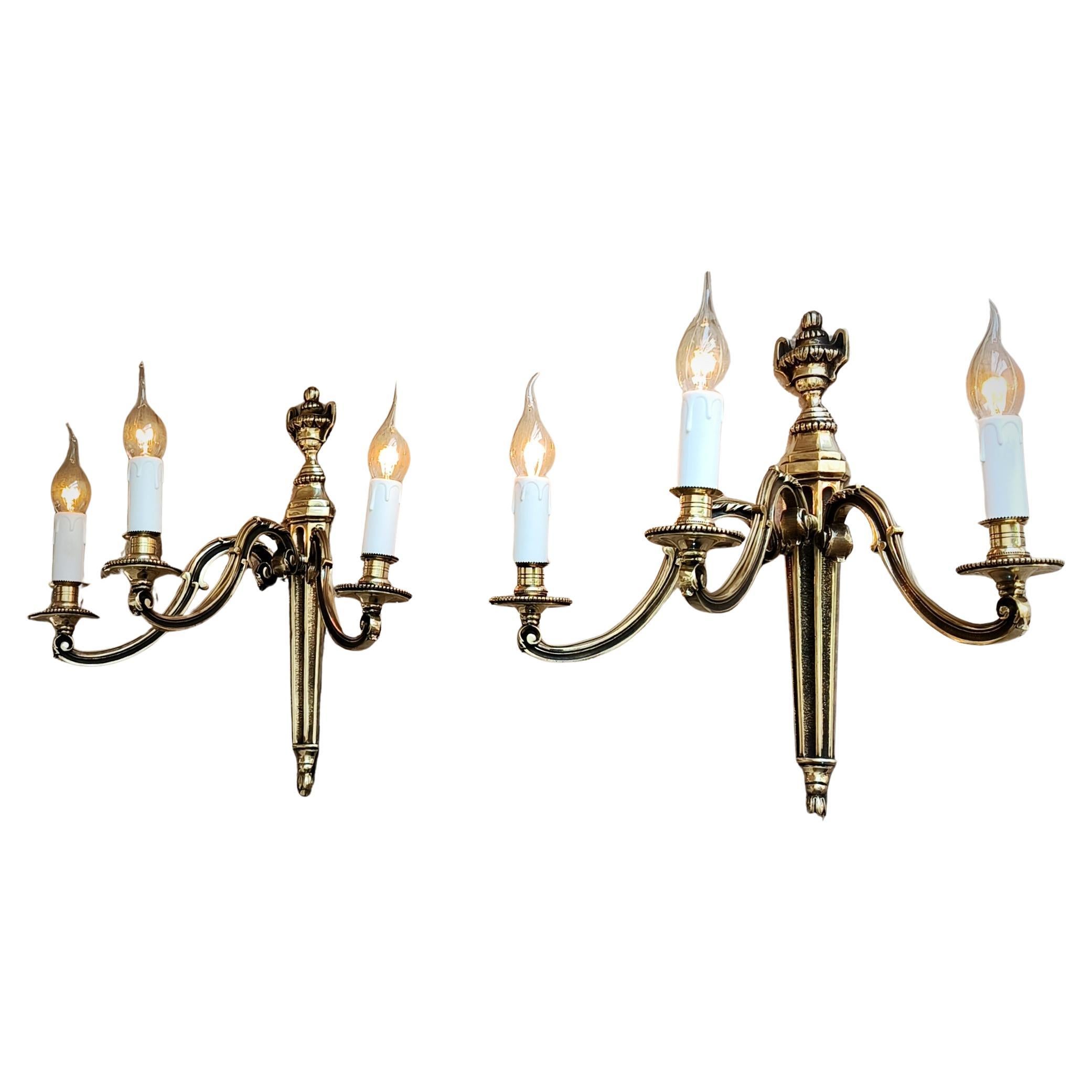 Coppia di antiche appliques francesi in bronzo in stile Luigi XVI. Circa all'inizio del 1900