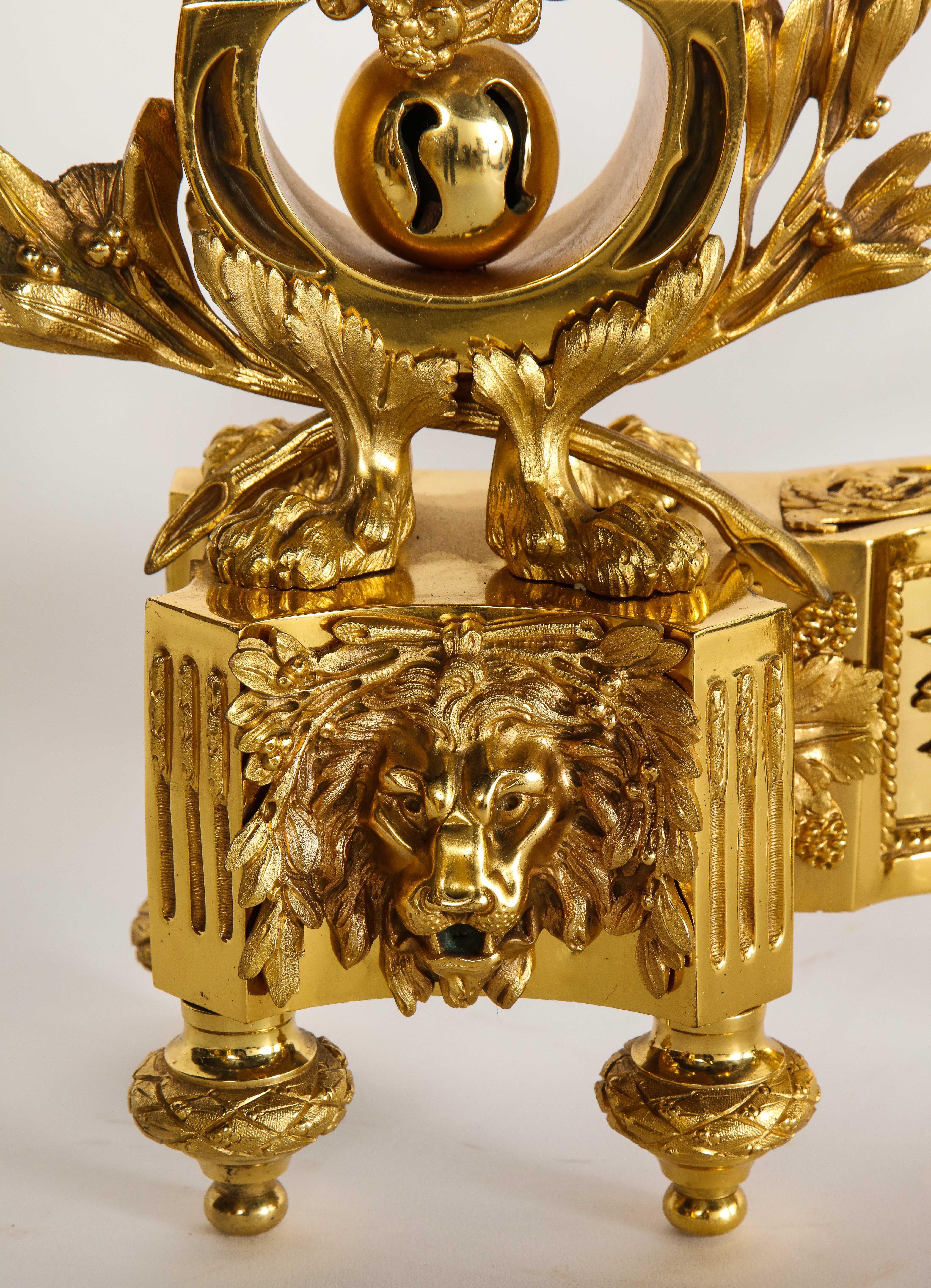 Paar antike französische Feuerböcke/Kaminböcke im Louis-XVI-Stil aus vergoldeter Bronze in Leierform im Angebot 3