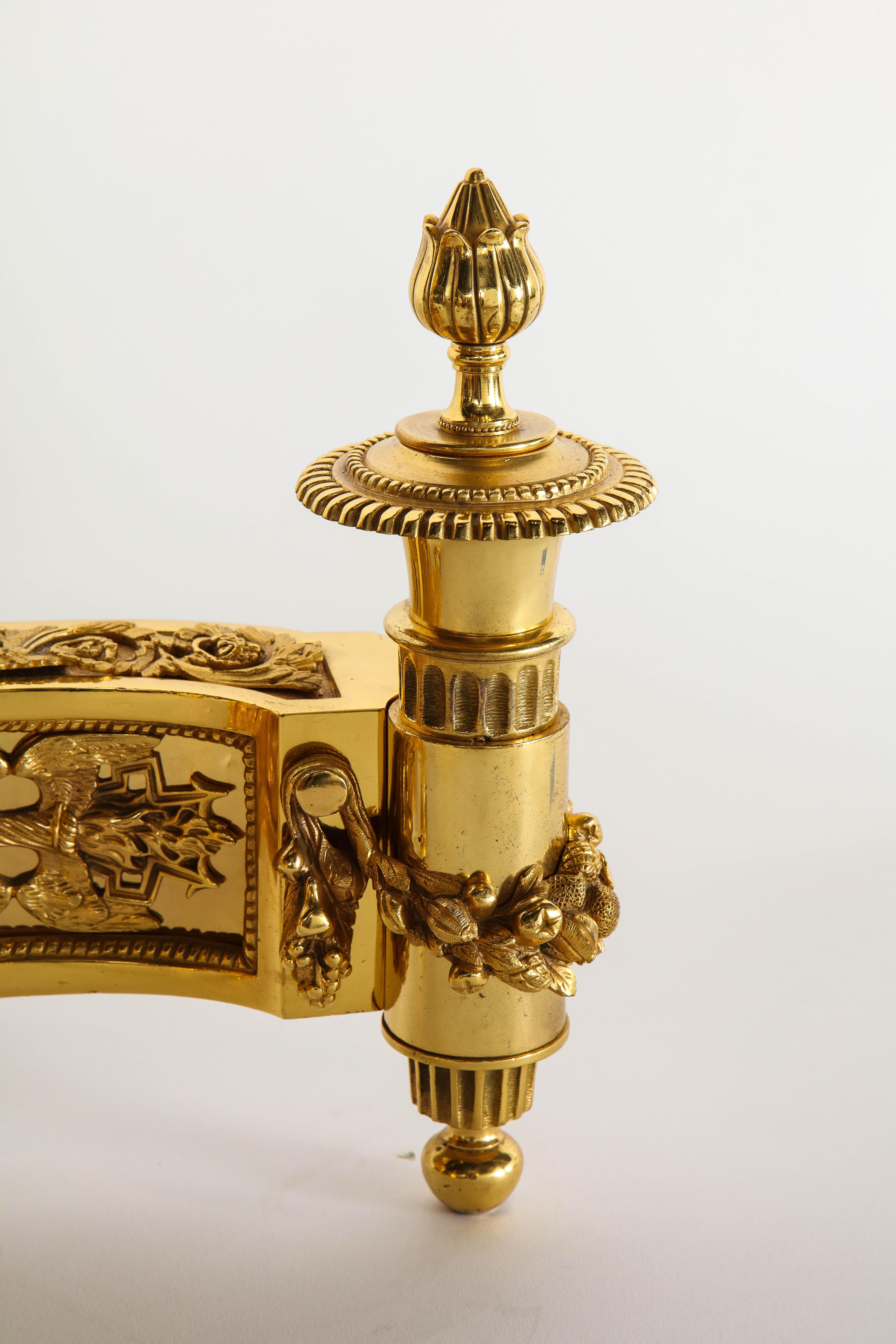 Paar antike französische Feuerböcke/Kaminböcke im Louis-XVI-Stil aus vergoldeter Bronze in Leierform im Angebot 7