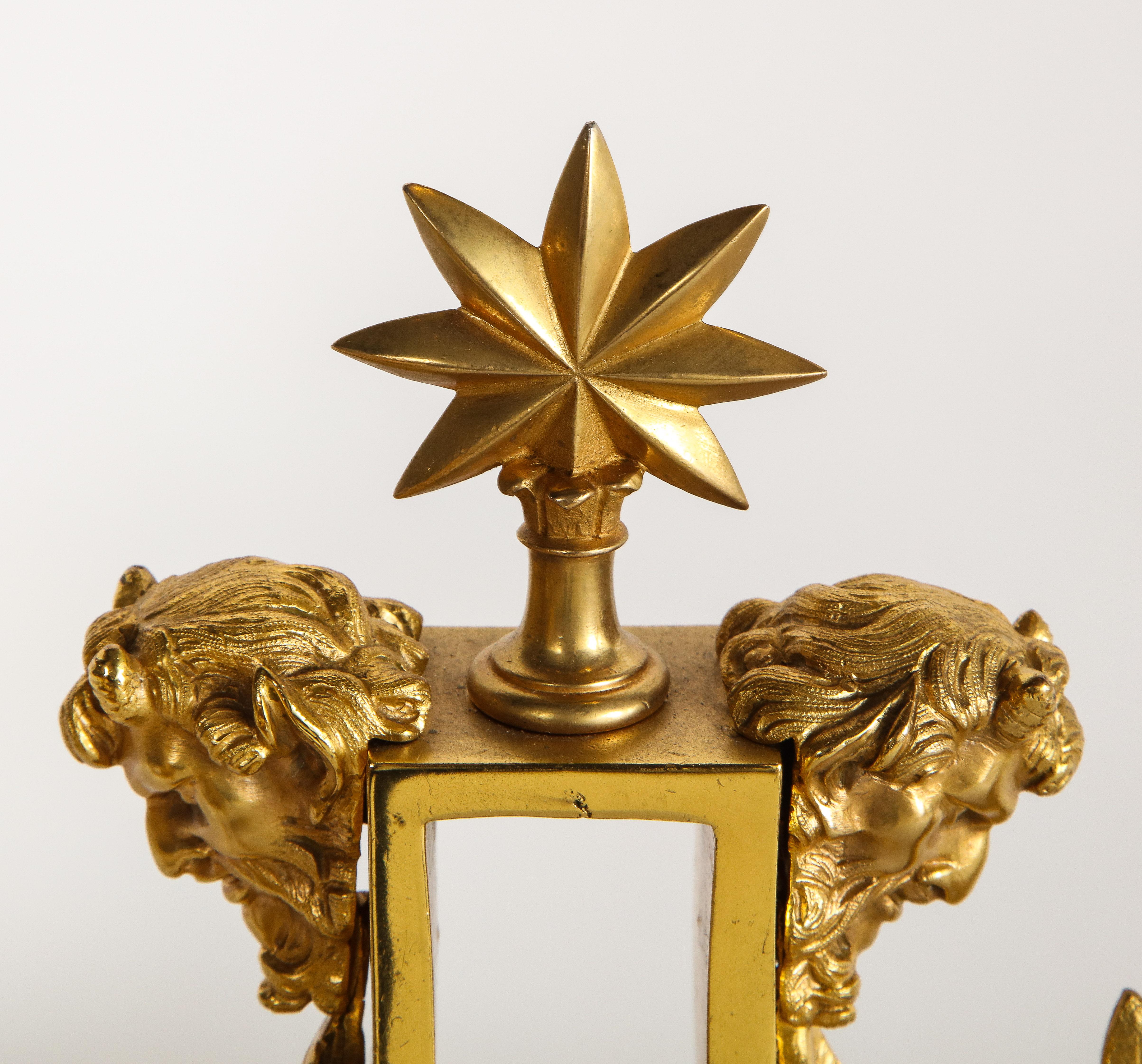 Paar antike französische Feuerböcke/Kaminböcke im Louis-XVI-Stil aus vergoldeter Bronze in Leierform im Angebot 10