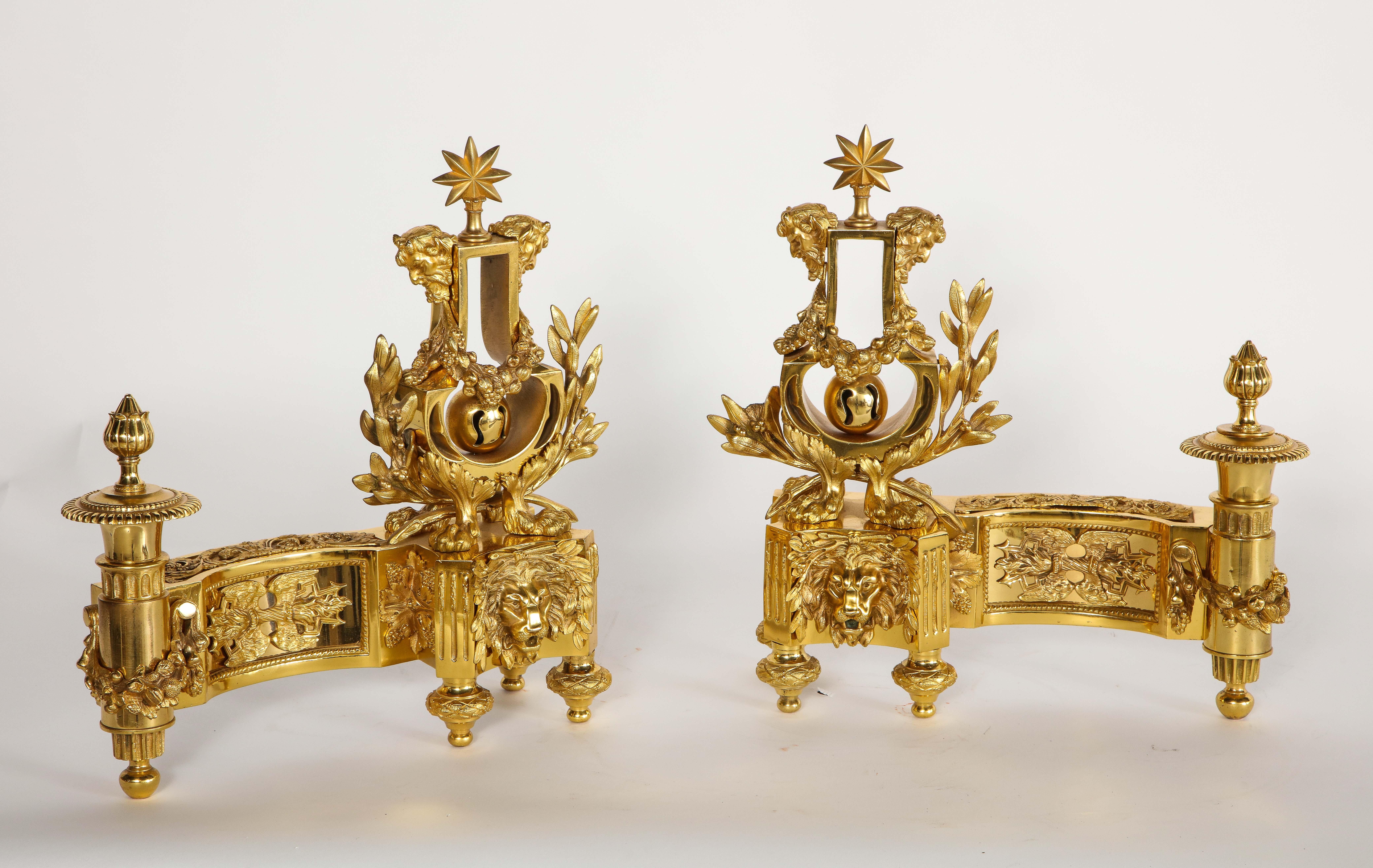 Paar antike französische Feuerböcke/Kaminböcke im Louis-XVI-Stil aus vergoldeter Bronze in Leierform (Louis XVI.) im Angebot