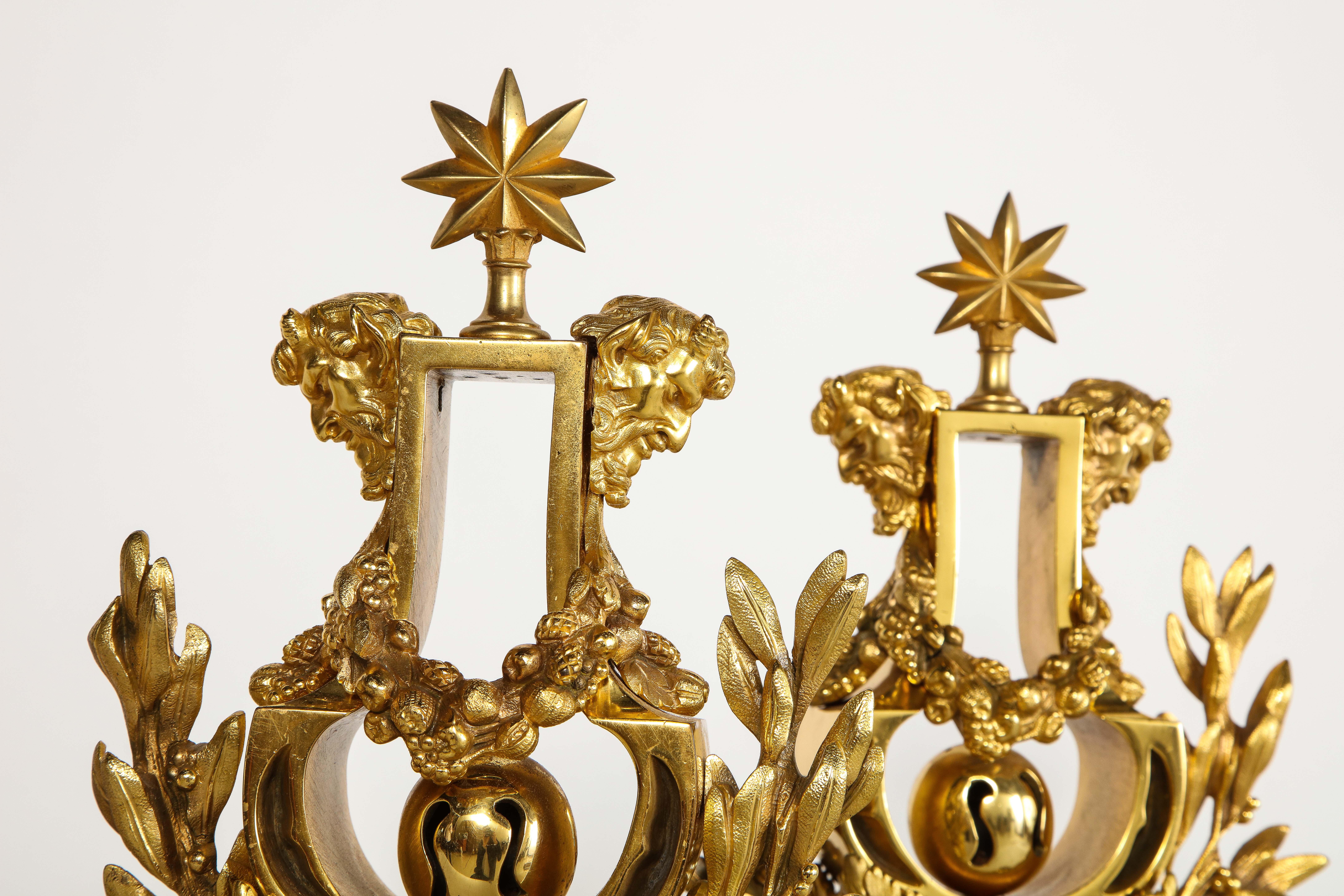 Milieu du XIXe siècle Paire de chenets anciens français de style Louis XVI en bronze doré en forme de lyre en vente