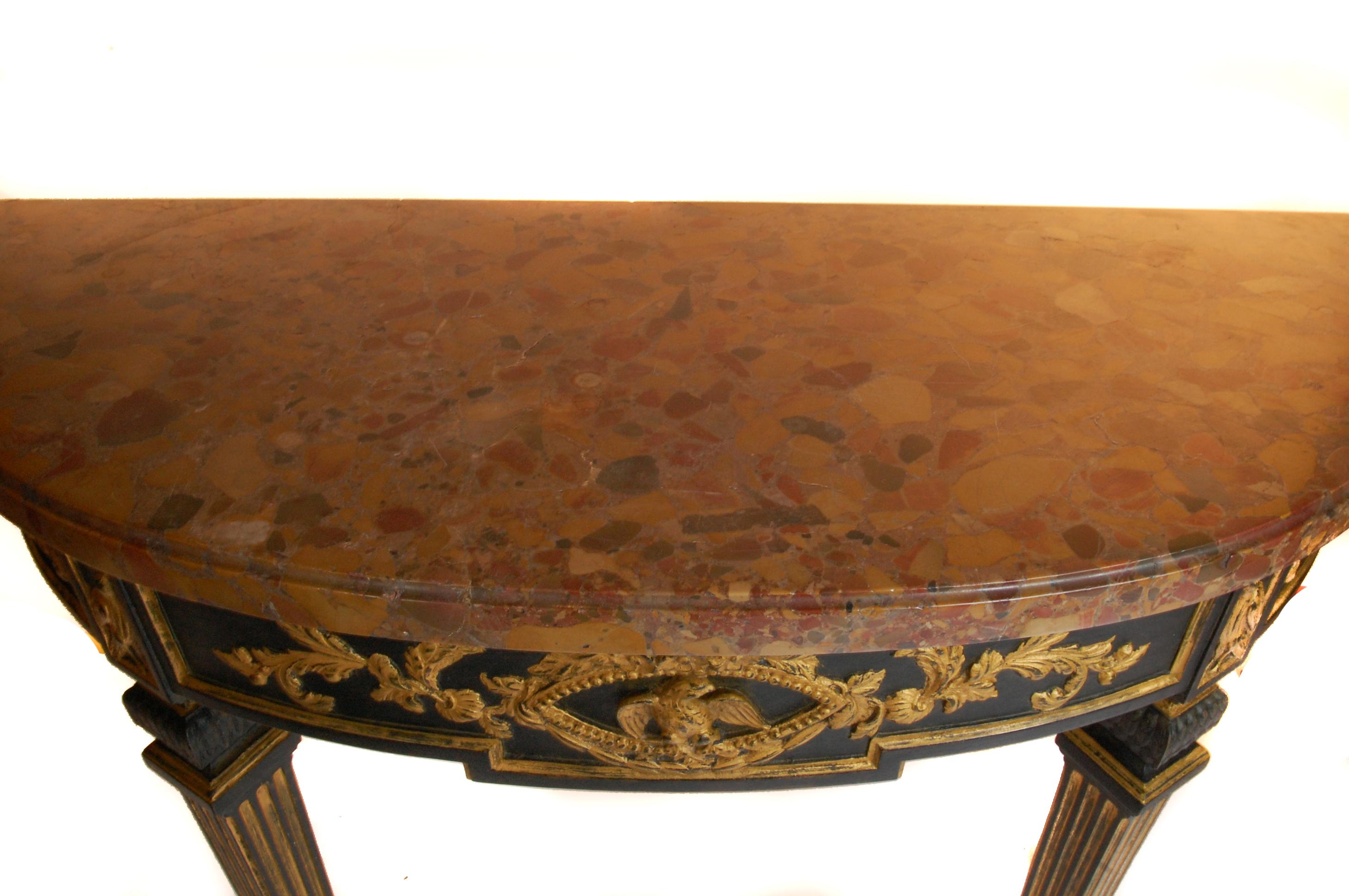 Coppia di console francesi antiche in stile Luigi XVI in ebano e legno dorato con piano in marmo In condizioni buone in vendita a New York, NY