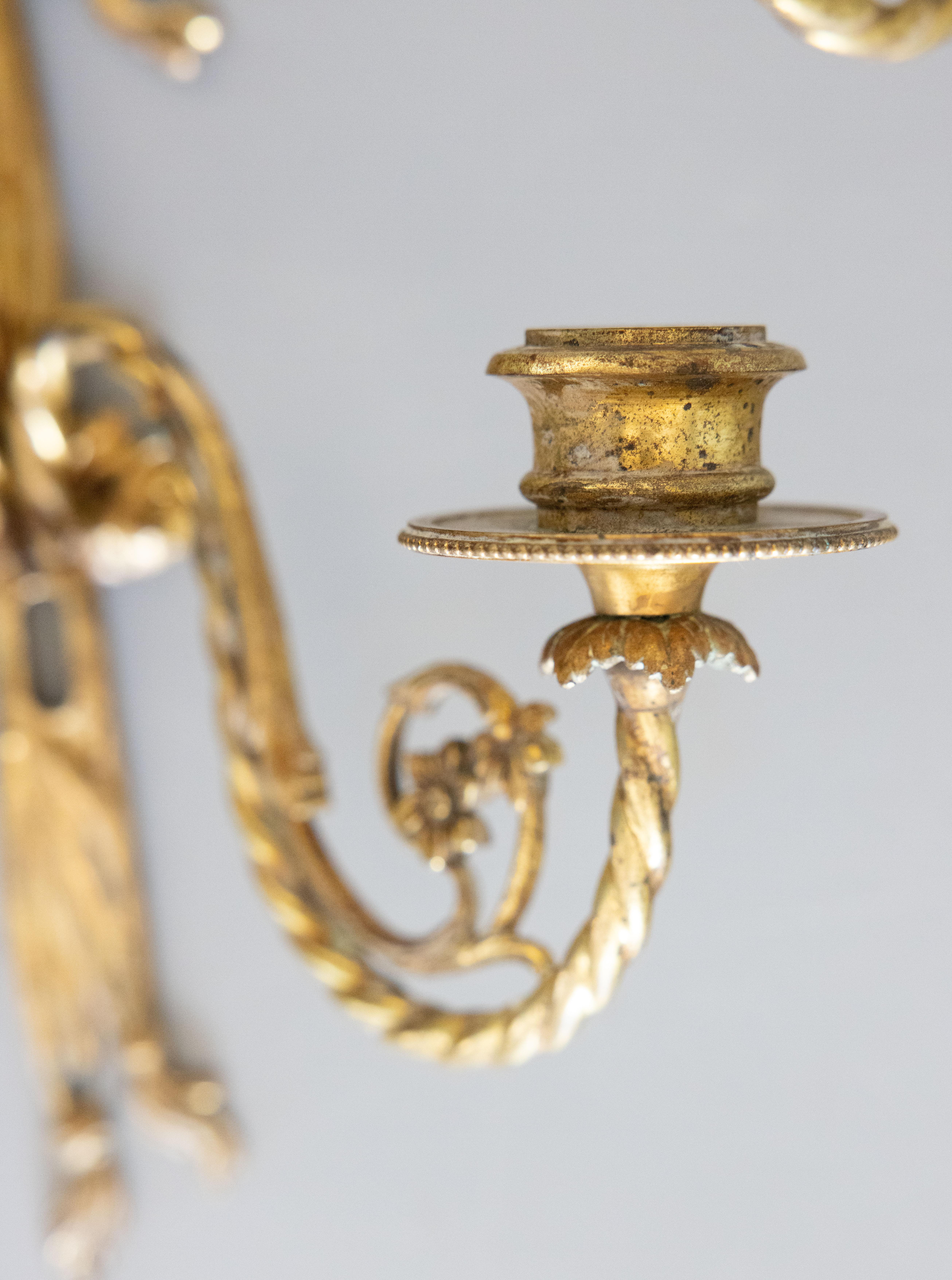 Paar antike französische Kerzenleuchter aus vergoldeter Bronze mit Schleife und Band im Louis-XVI.-Stil (Französisch) im Angebot