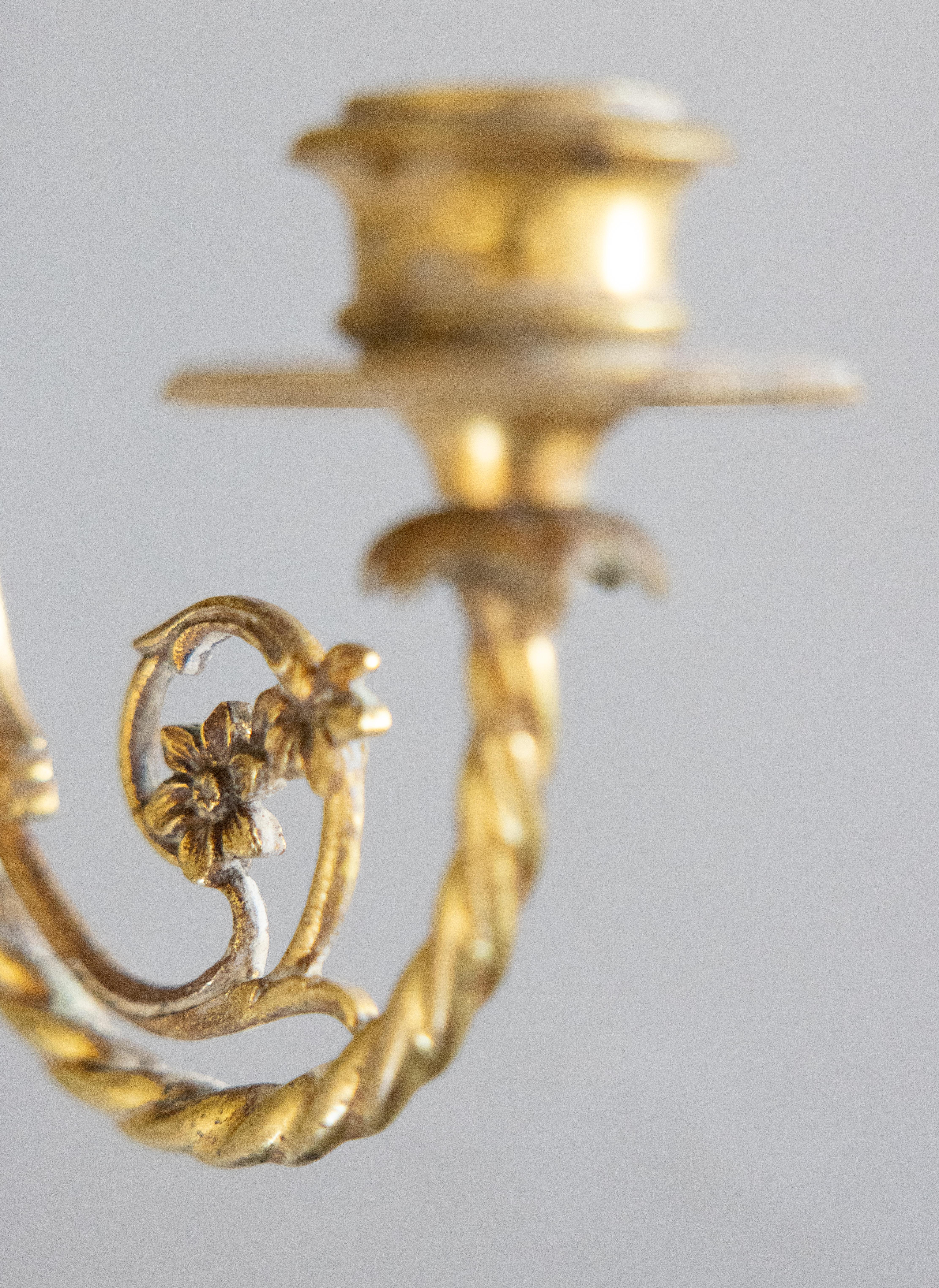Paar antike französische Kerzenleuchter aus vergoldeter Bronze mit Schleife und Band im Louis-XVI.-Stil im Zustand „Gut“ im Angebot in Pearland, TX