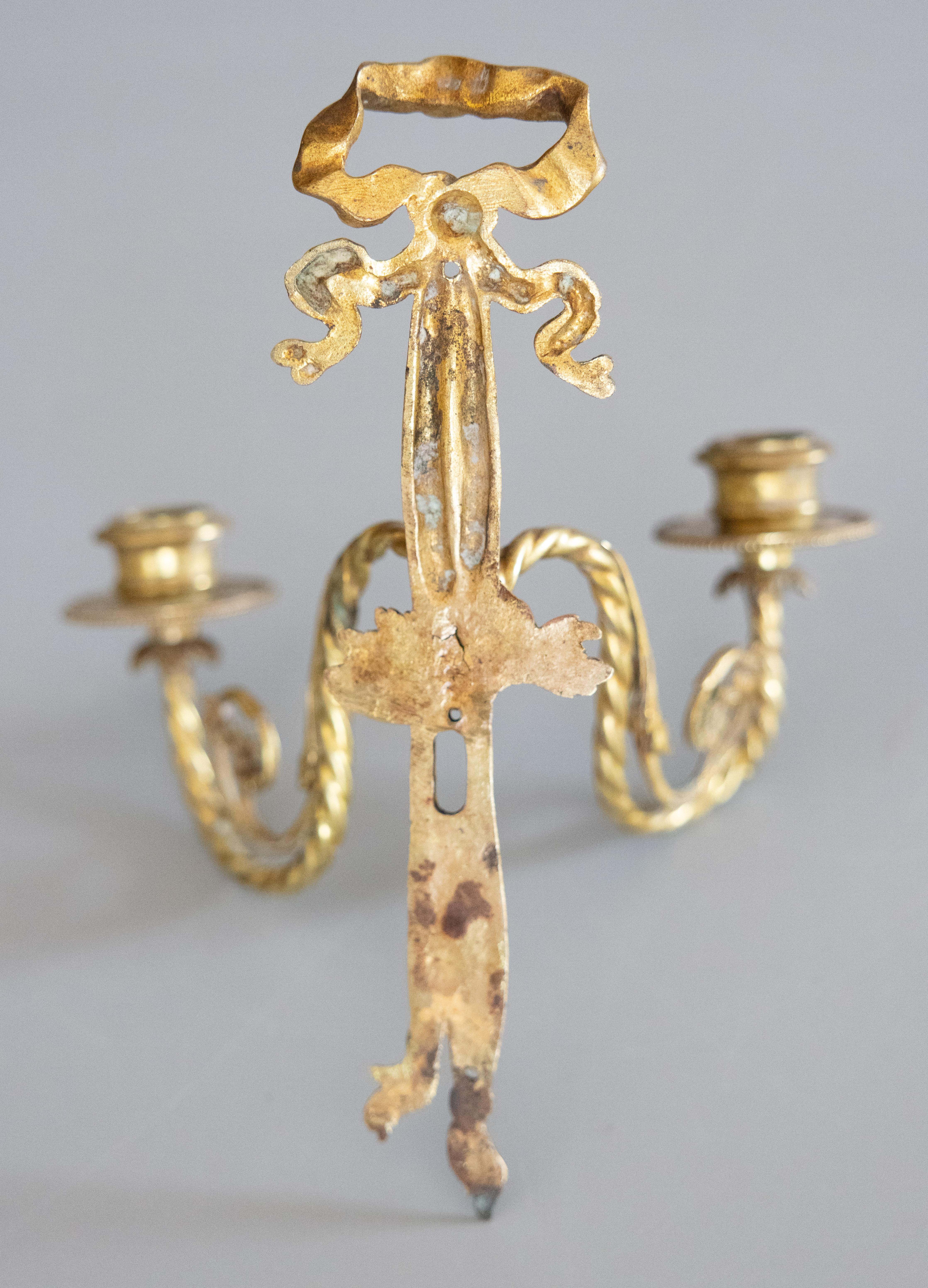 Paar antike französische Kerzenleuchter aus vergoldeter Bronze mit Schleife und Band im Louis-XVI.-Stil (20. Jahrhundert) im Angebot