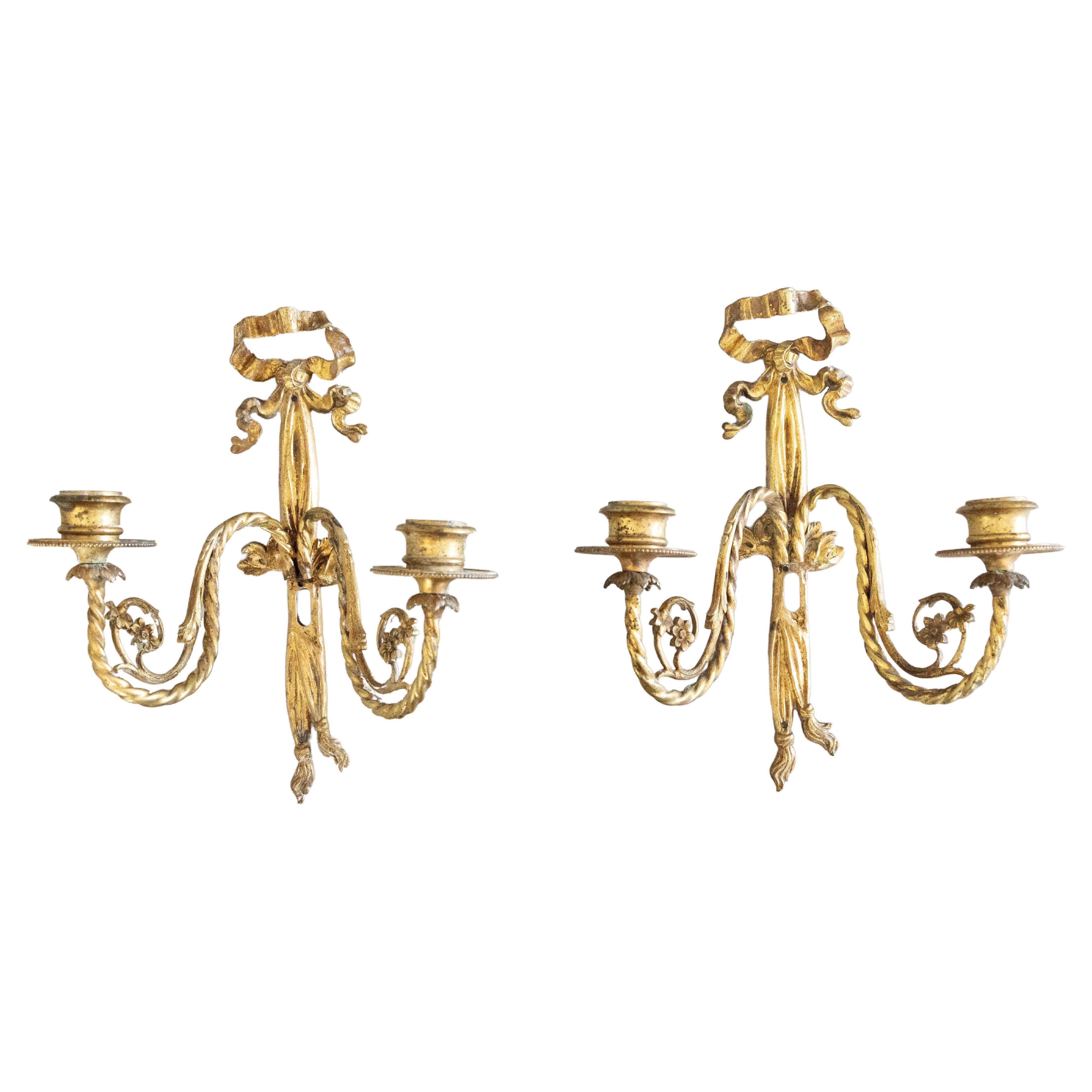 Paar antike französische Kerzenleuchter aus vergoldeter Bronze mit Schleife und Band im Louis-XVI.-Stil im Angebot