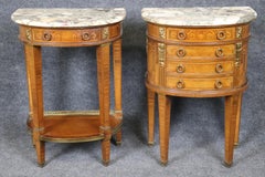 Paire de tables de nuit anciennes en marbre de style Louis XVI par Mercier Frères