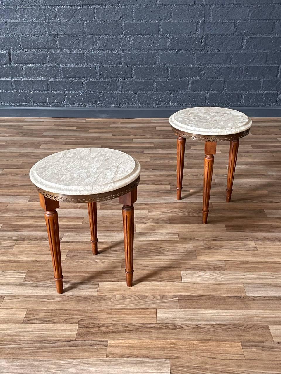 Zustand: Original Vintage By Zustand

MATERIALIEN: Hell-Walnuss gebeizter Ahorn, Messing-Galerie, original beigefarbene italienische Marmorplatten

Dieses elegante Paar französischer Beistelltische im Louis-XVI-Stil stammt aus den 1930er Jahren und