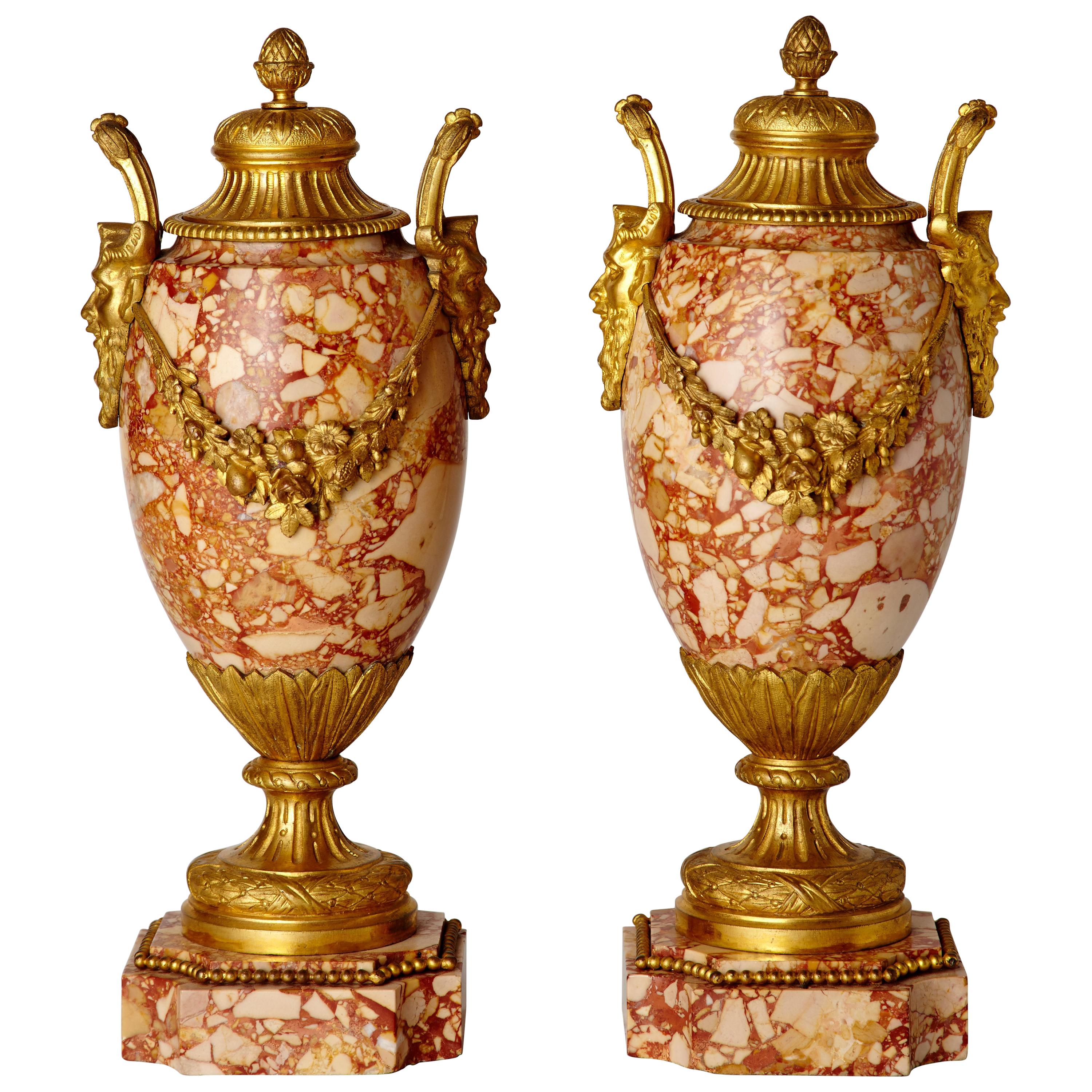 Paar antike französische Marmorvasen im Louis-XVI.-Stil