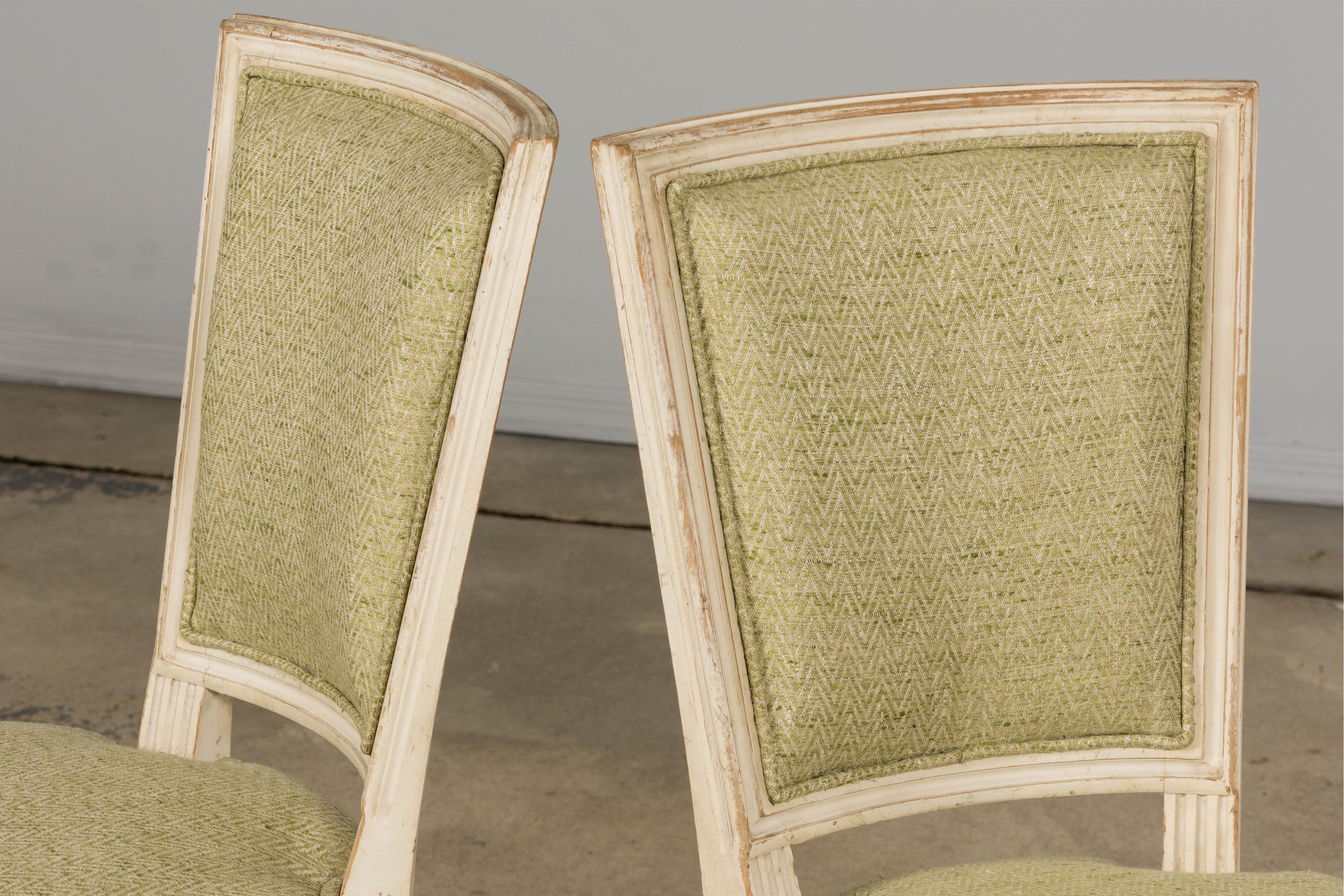 Pareja de sillas auxiliares pintadas estilo Luis XVI francés antiguo en verde claro en venta 11