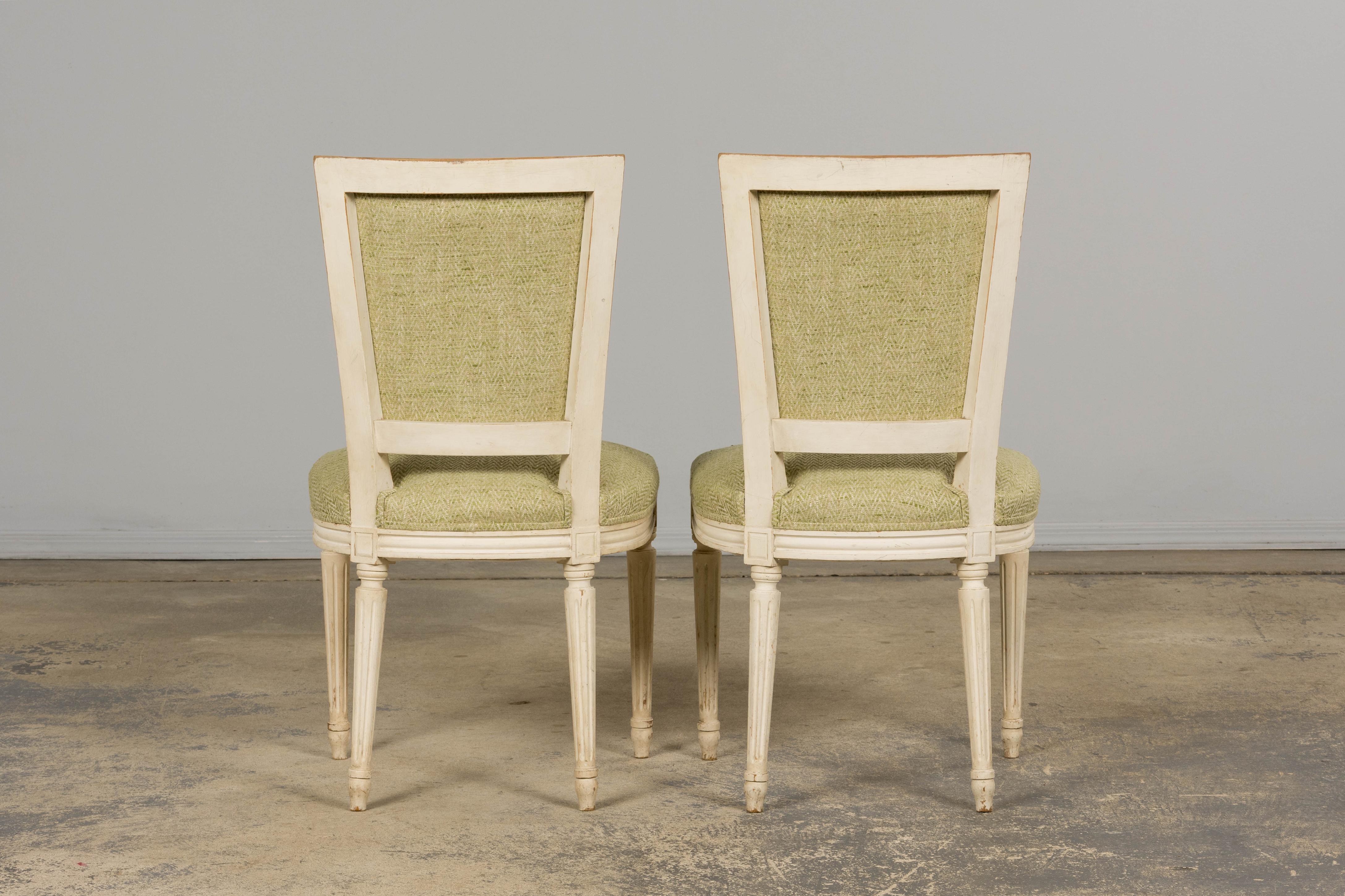 Pareja de sillas auxiliares pintadas estilo Luis XVI francés antiguo en verde claro en venta 13