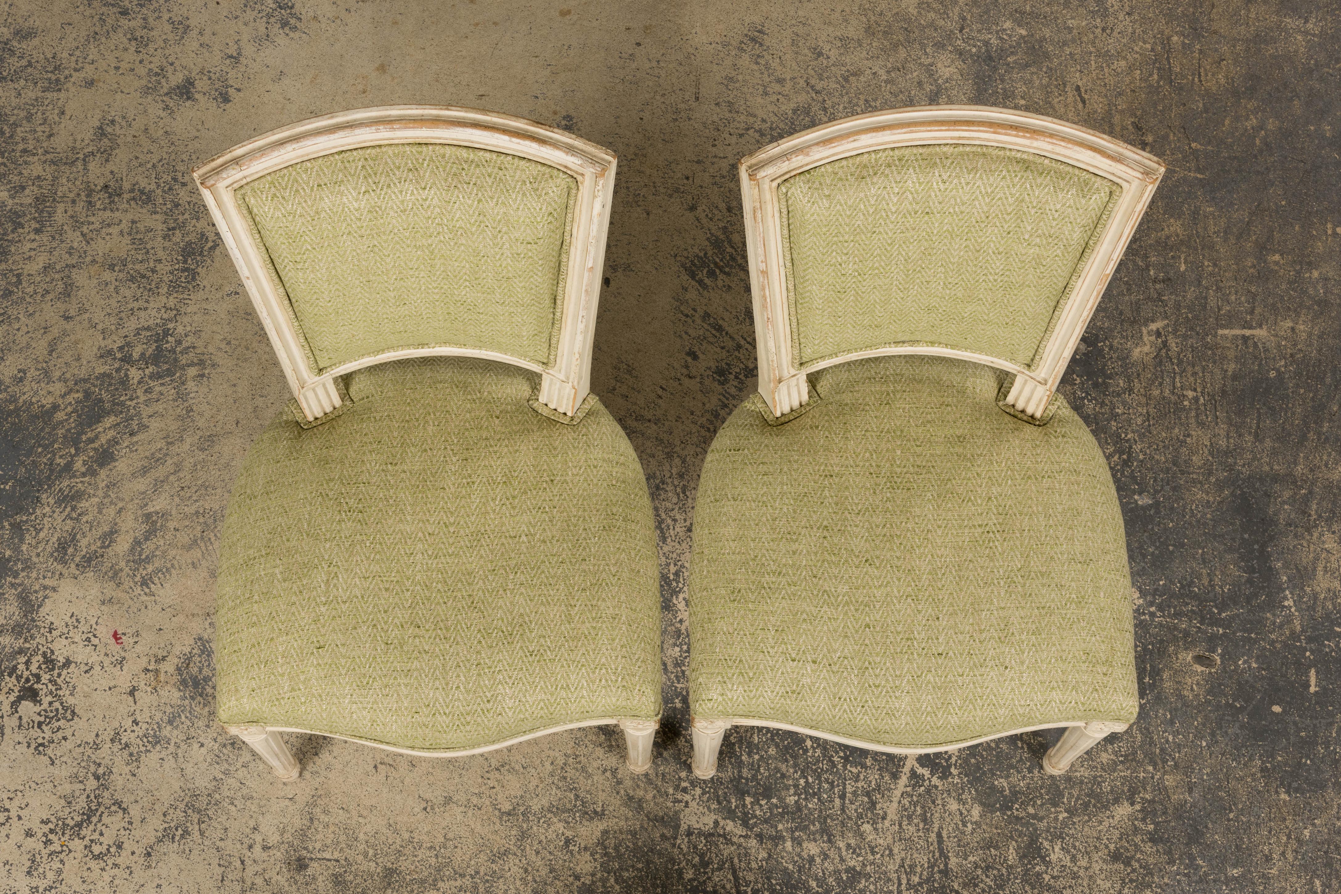 Pareja de sillas auxiliares pintadas estilo Luis XVI francés antiguo en verde claro Francés en venta