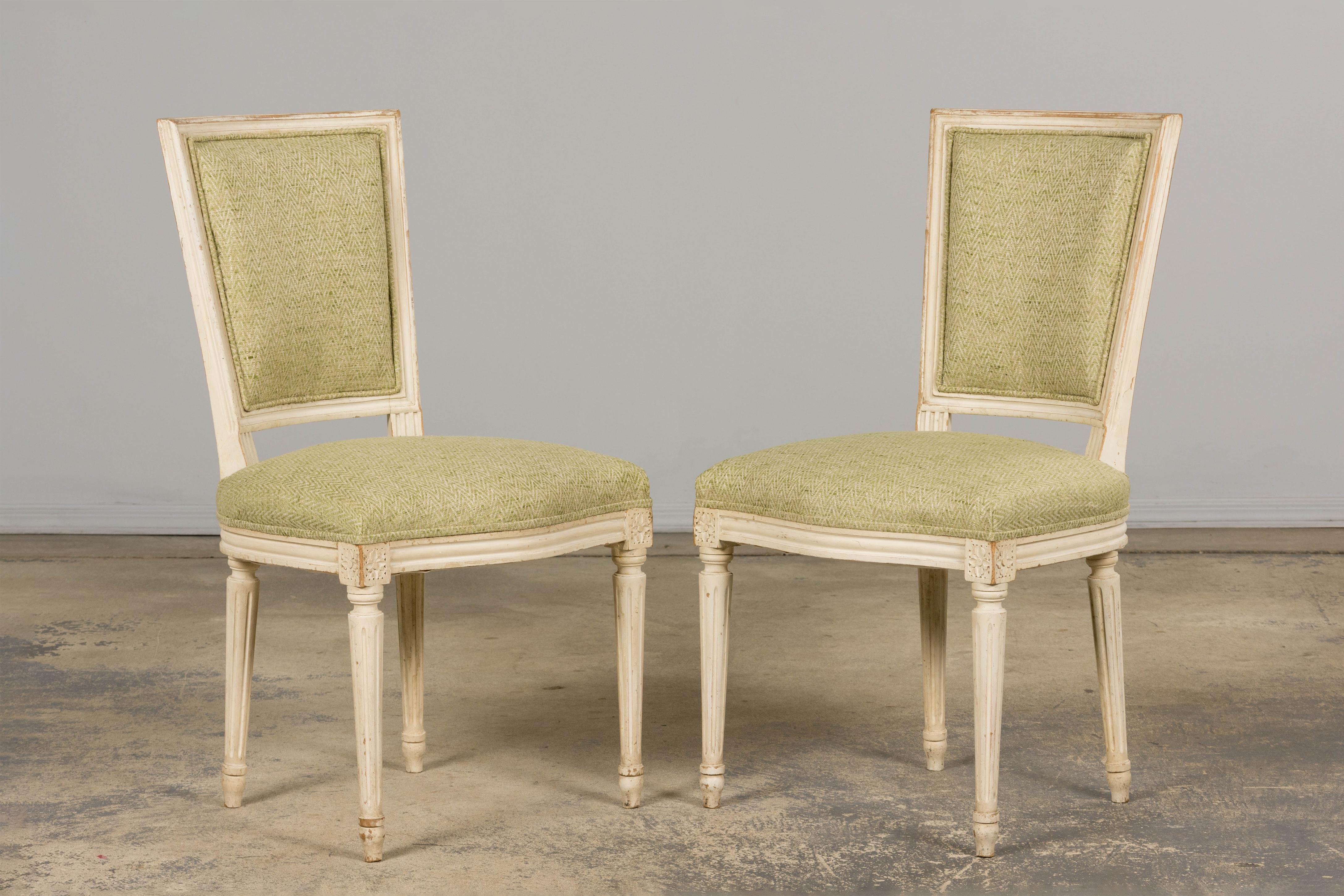 Pareja de sillas auxiliares pintadas estilo Luis XVI francés antiguo en verde claro en Bueno estado para la venta en Astoria, NY
