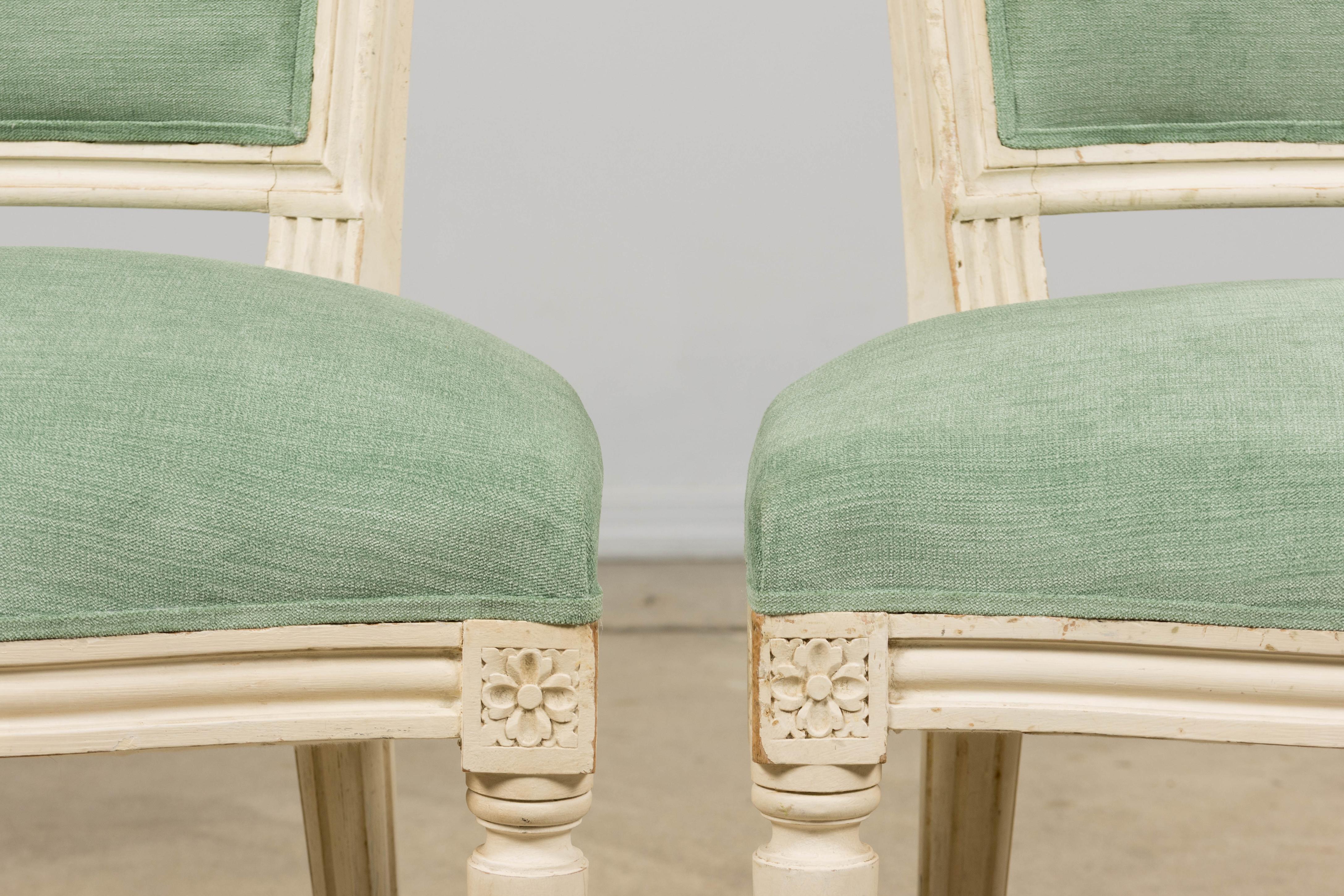 Elegante pareja de sillas auxiliares francesas de estilo Luis XVI de finales del siglo XIX, procedentes de la Provenza. Cada silla tiene un respaldo en forma de escudo y un asiento generoso, recién tapizados en tela de alto rendimiento en suave tono