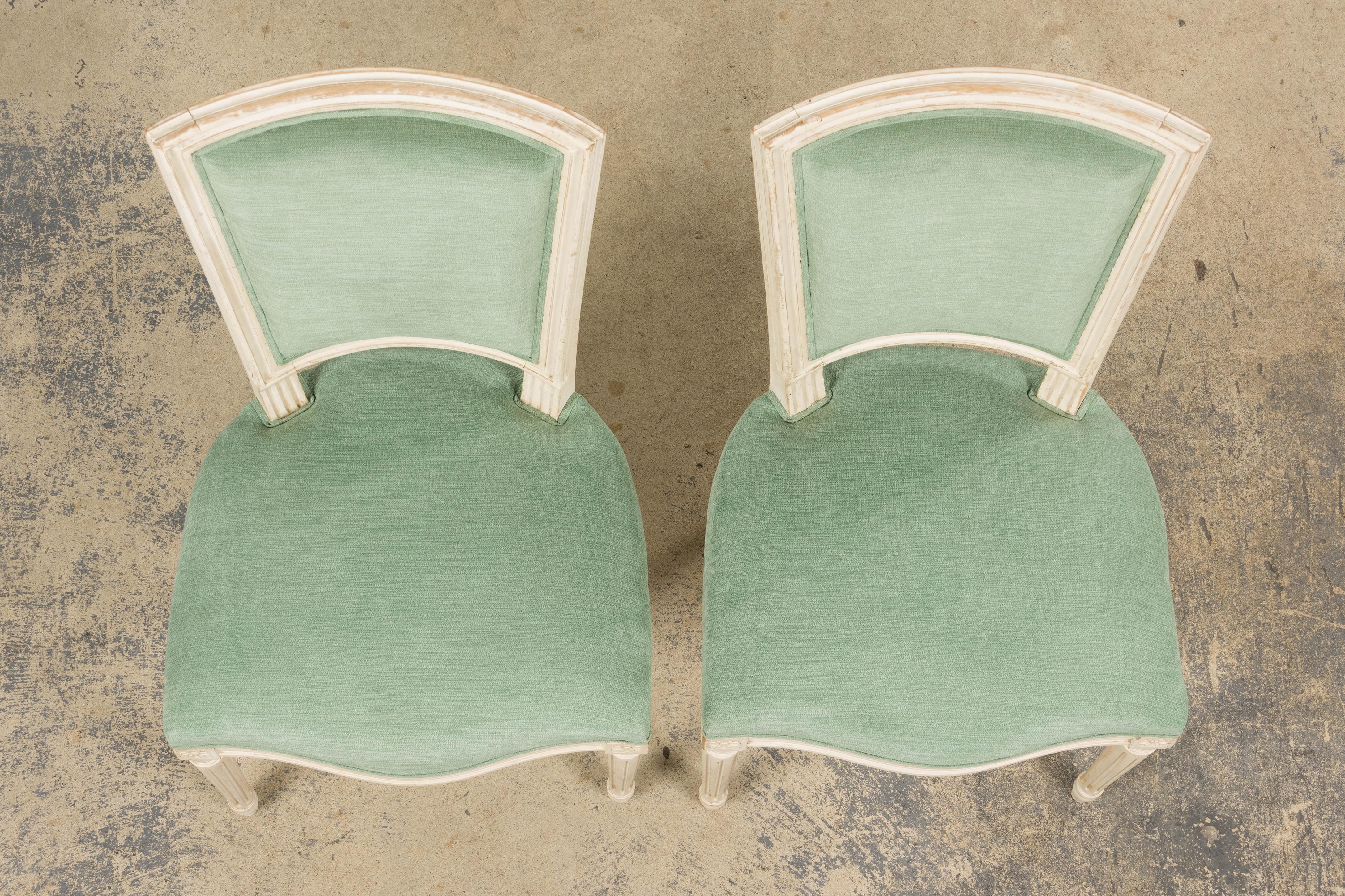 Pareja de Sillones Franceses Antiguos Estilo Luis XVI Pintados en Verde Mar Tallado a mano en venta