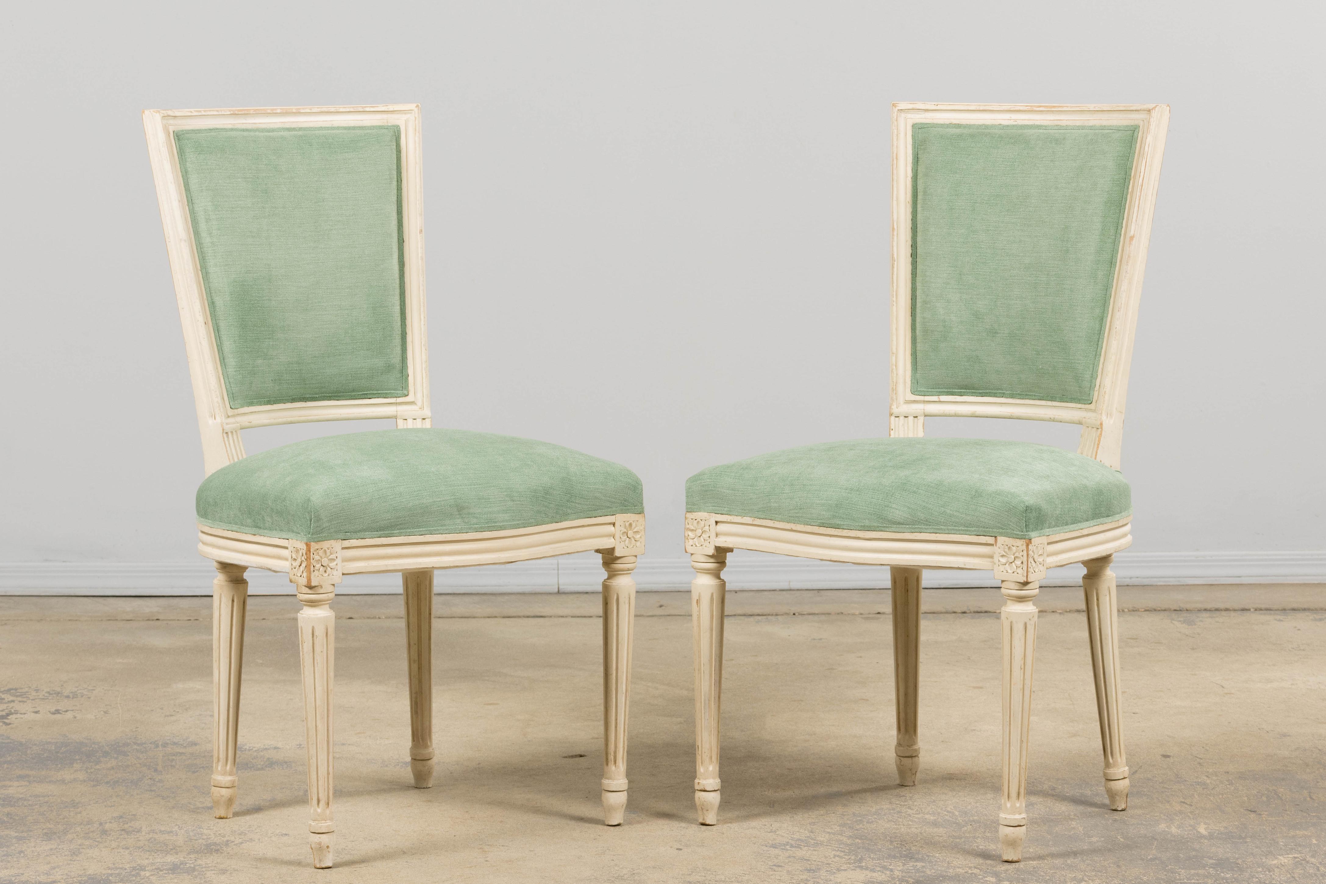 Pareja de Sillones Franceses Antiguos Estilo Luis XVI Pintados en Verde Mar siglo XIX en venta