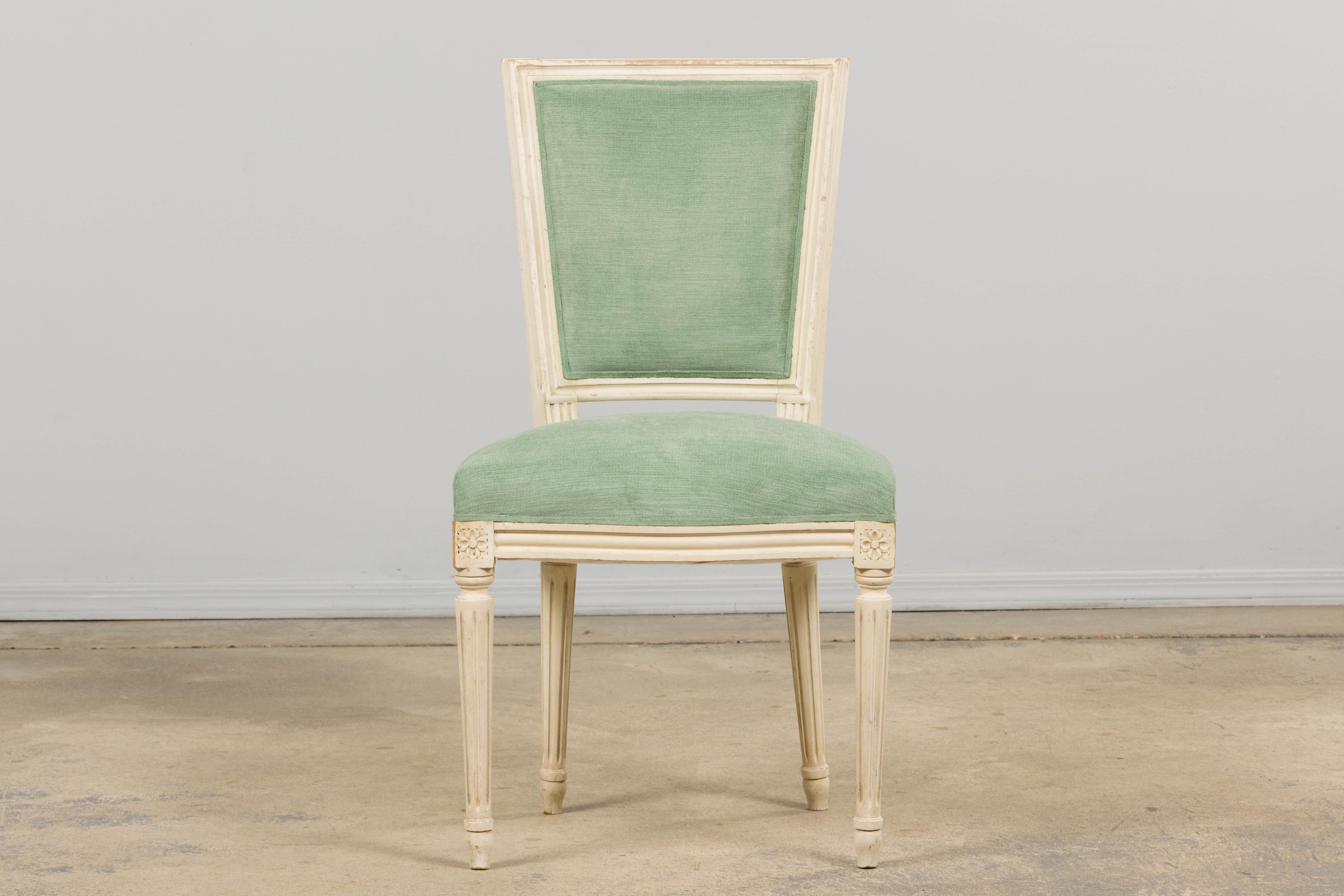Pareja de Sillones Franceses Antiguos Estilo Luis XVI Pintados en Verde Mar Tela en venta
