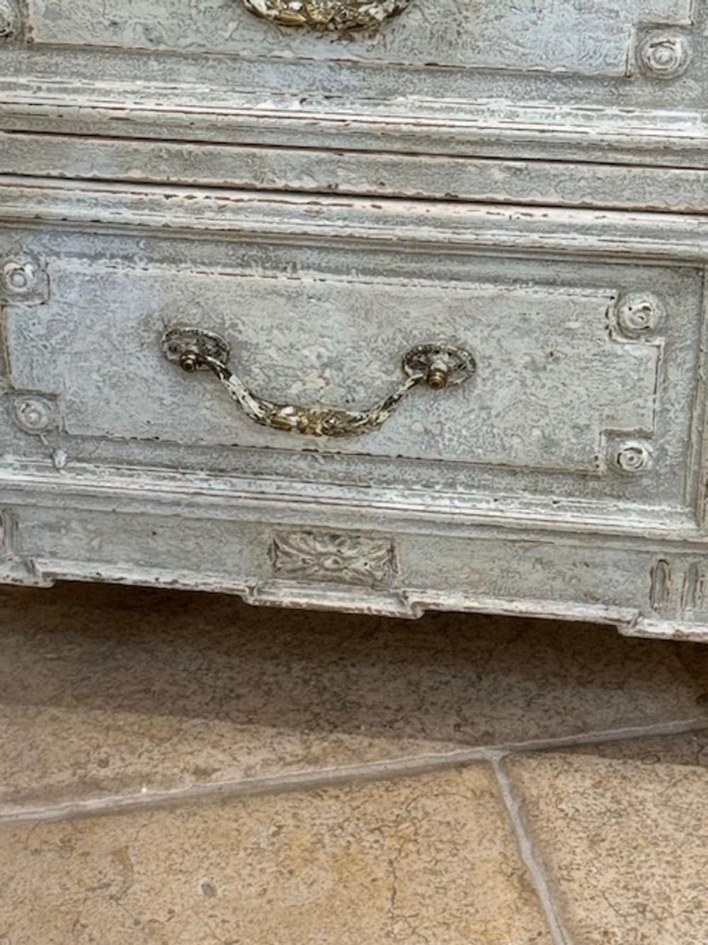 Coppia di cassettoni dipinti in stile Luigi XVI francese In condizioni buone in vendita a Dallas, TX