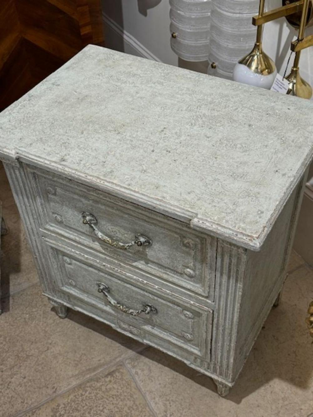 Legno Coppia di cassettoni dipinti in stile Luigi XVI francese in vendita