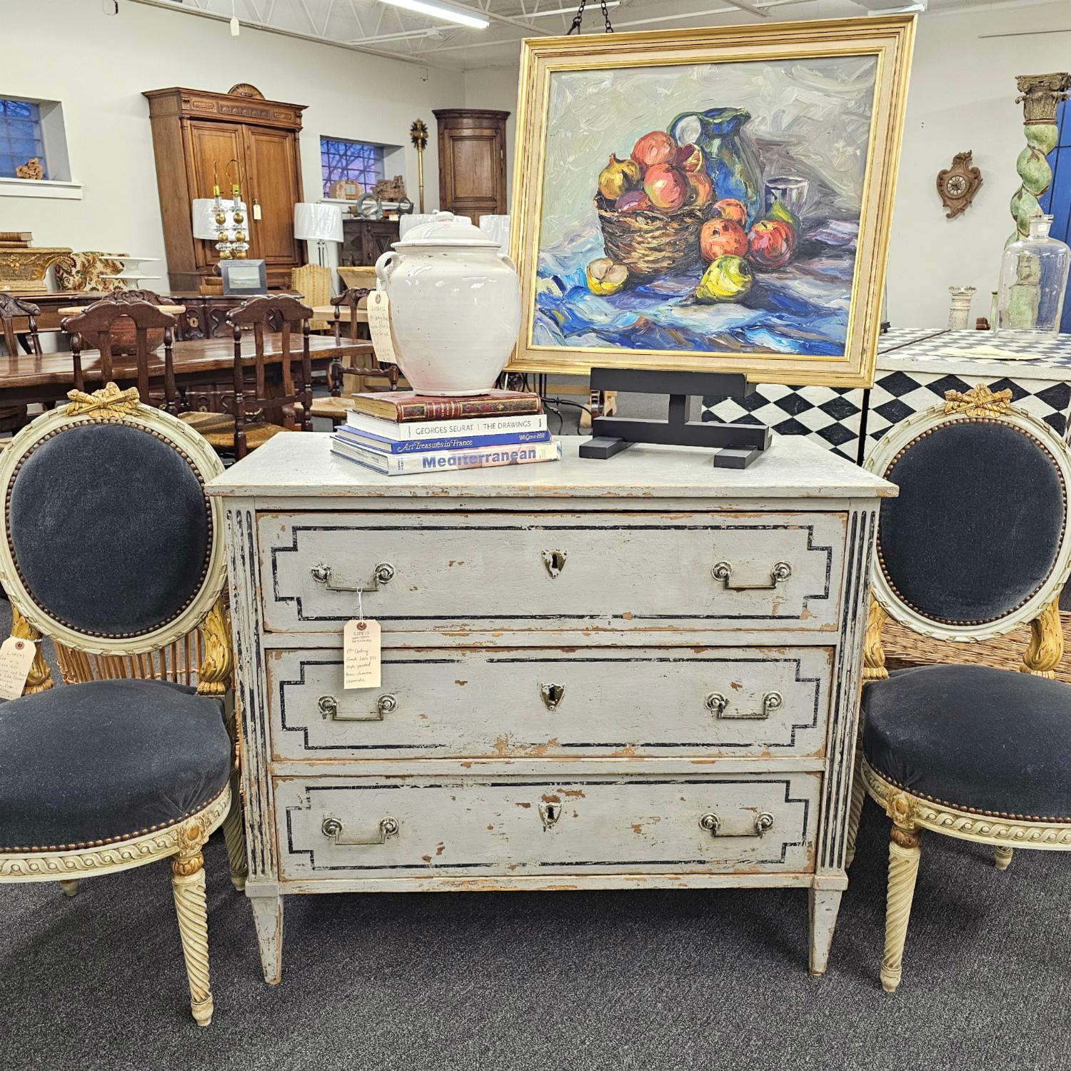 Paire de chaises d'appoint françaises anciennes de style Louis XVI dorées et peintes en blanc en vente 9