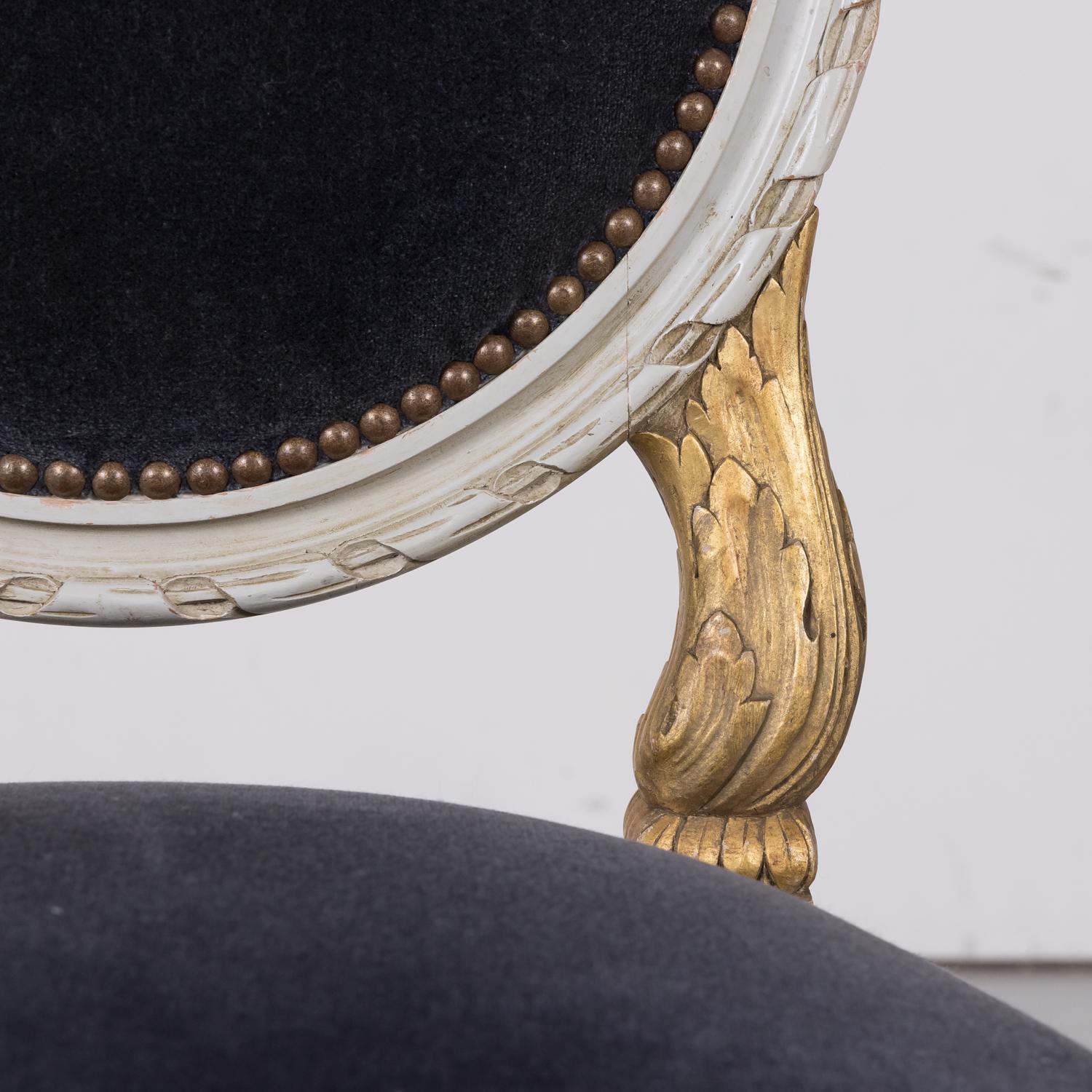 Peint à la main Paire de chaises d'appoint françaises anciennes de style Louis XVI dorées et peintes en blanc en vente