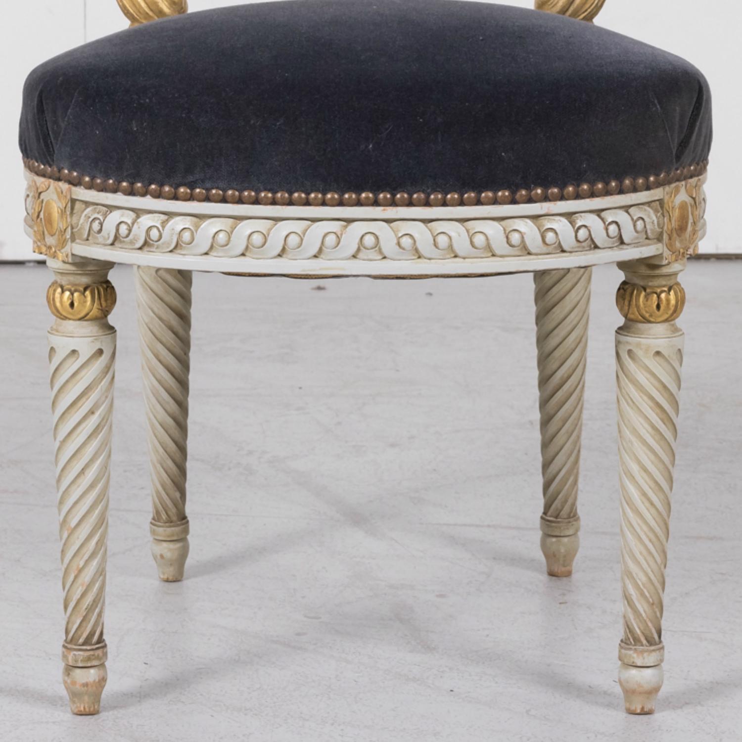 Début du 20ème siècle Paire de chaises d'appoint françaises anciennes de style Louis XVI dorées et peintes en blanc en vente