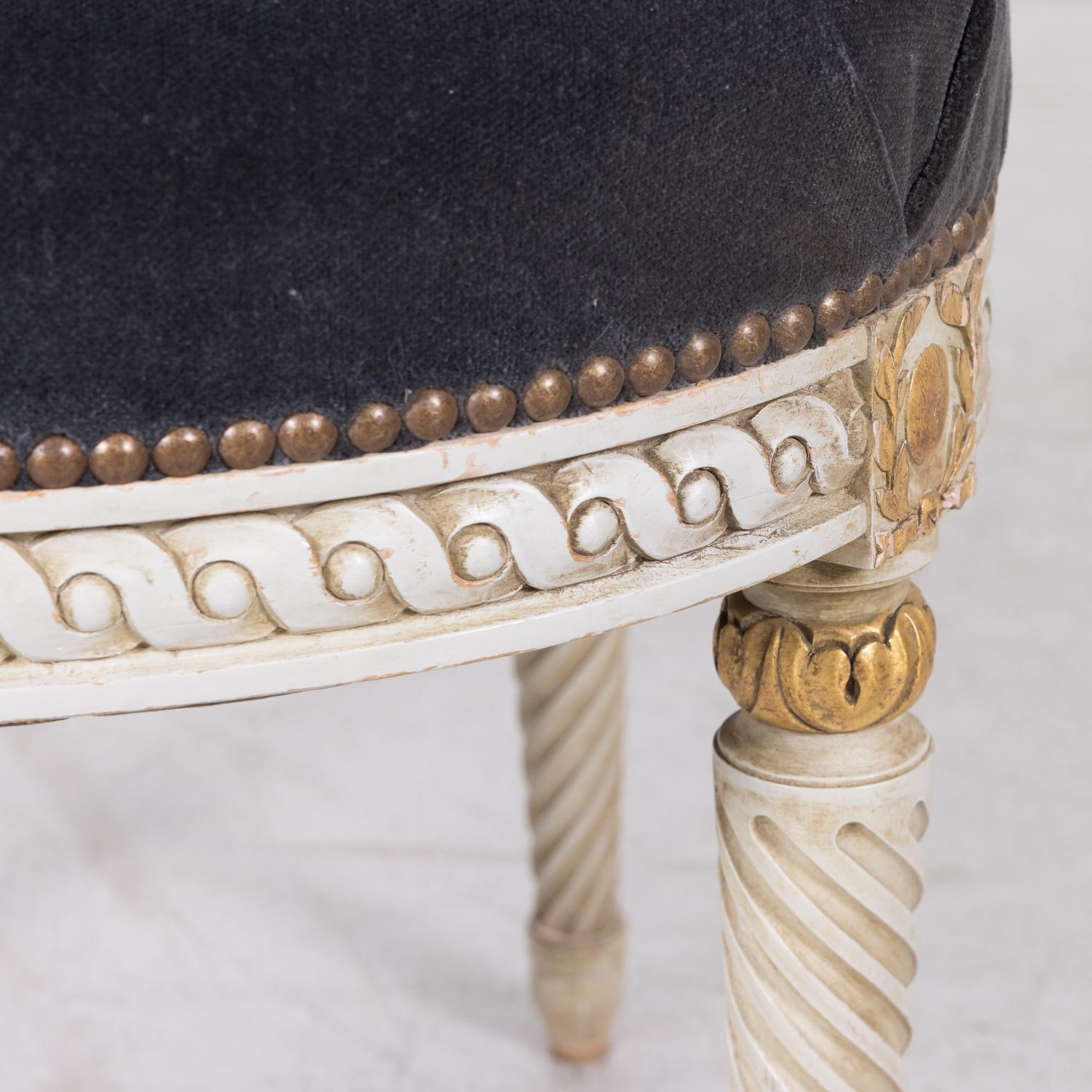 Bois Paire de chaises d'appoint françaises anciennes de style Louis XVI dorées et peintes en blanc en vente