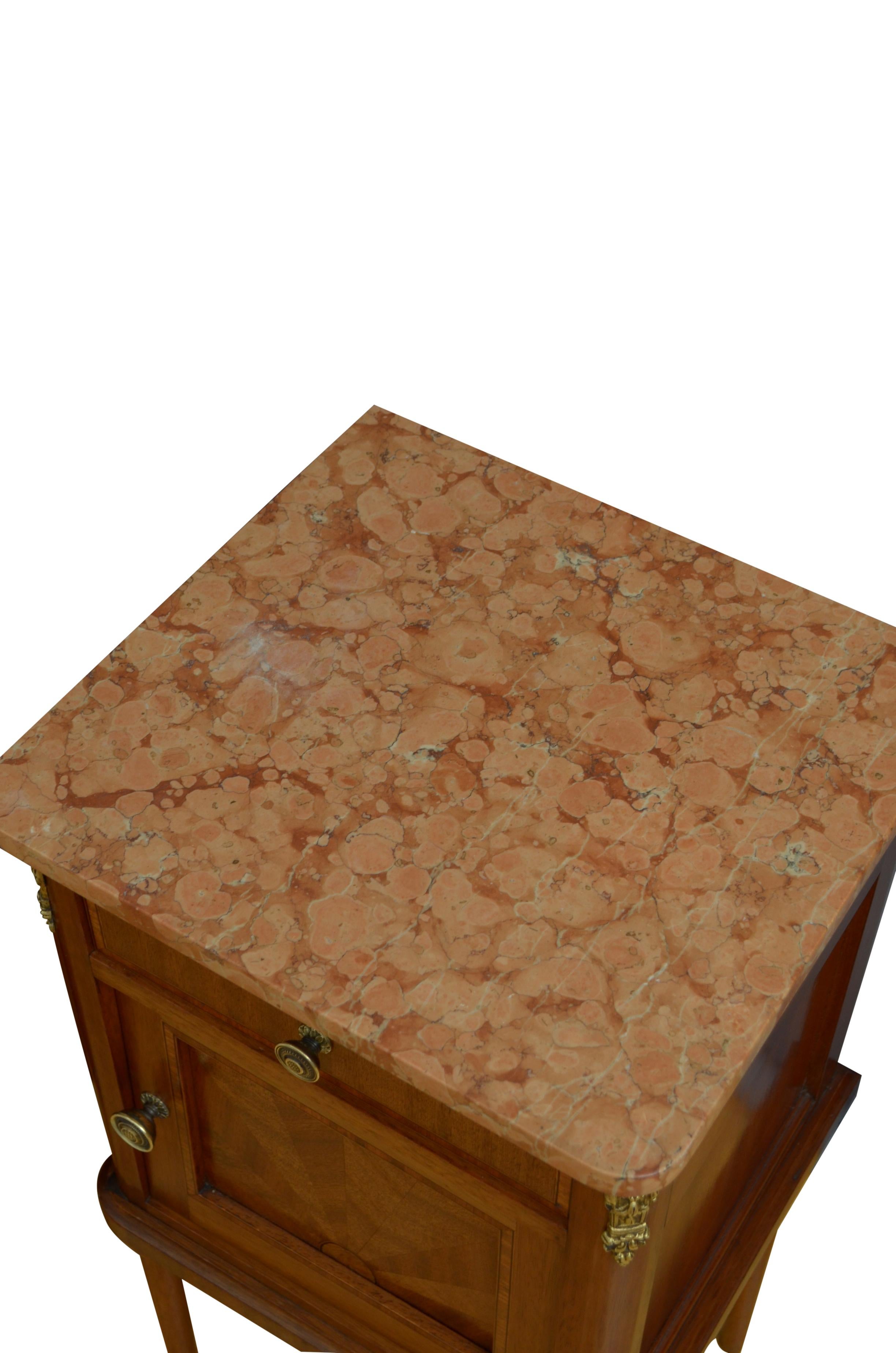 Édouardien Paire de tables de chevet en acajou Antique French vers 1900 en vente