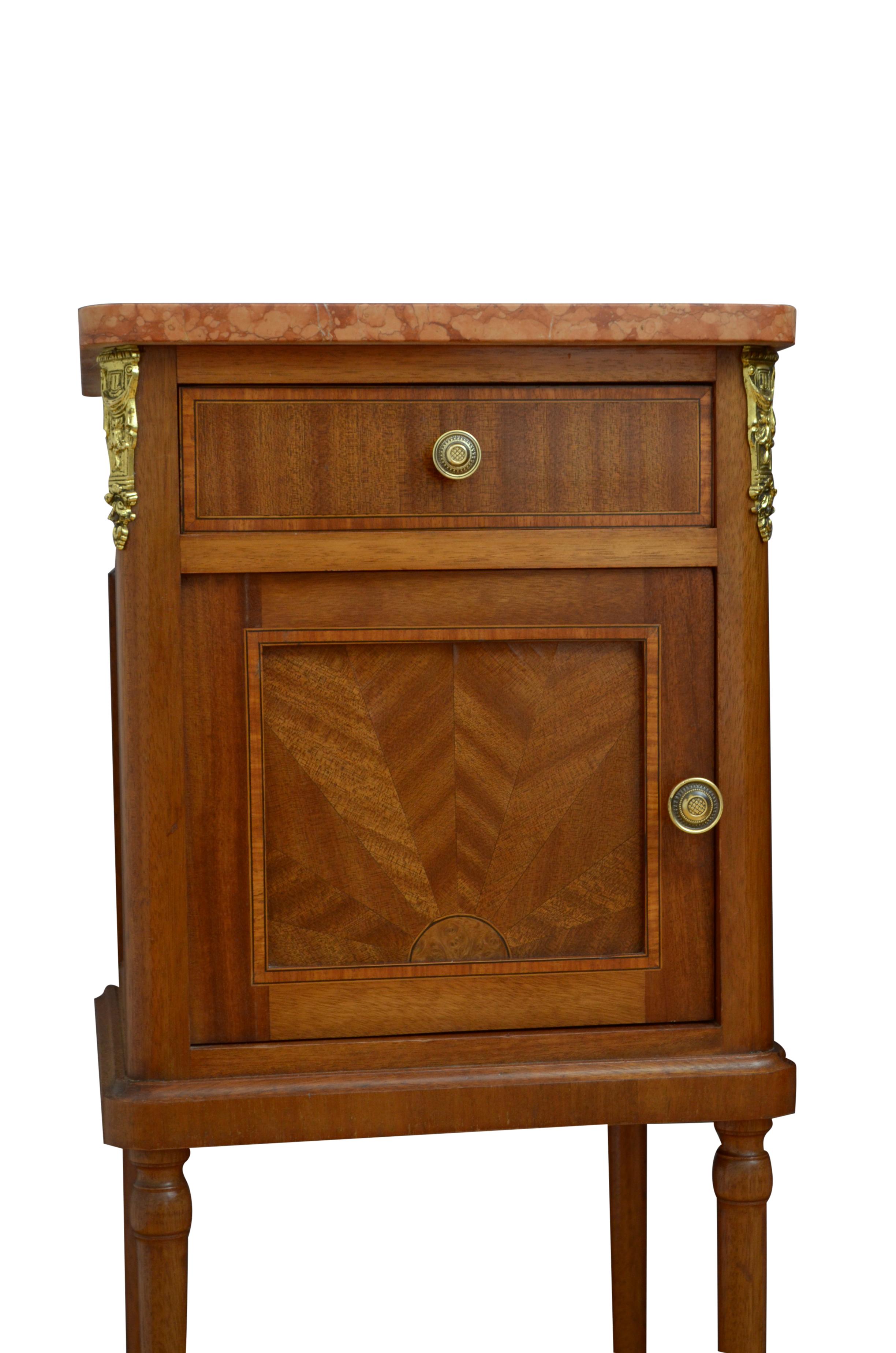 Français Paire de tables de chevet en acajou Antique French vers 1900 en vente