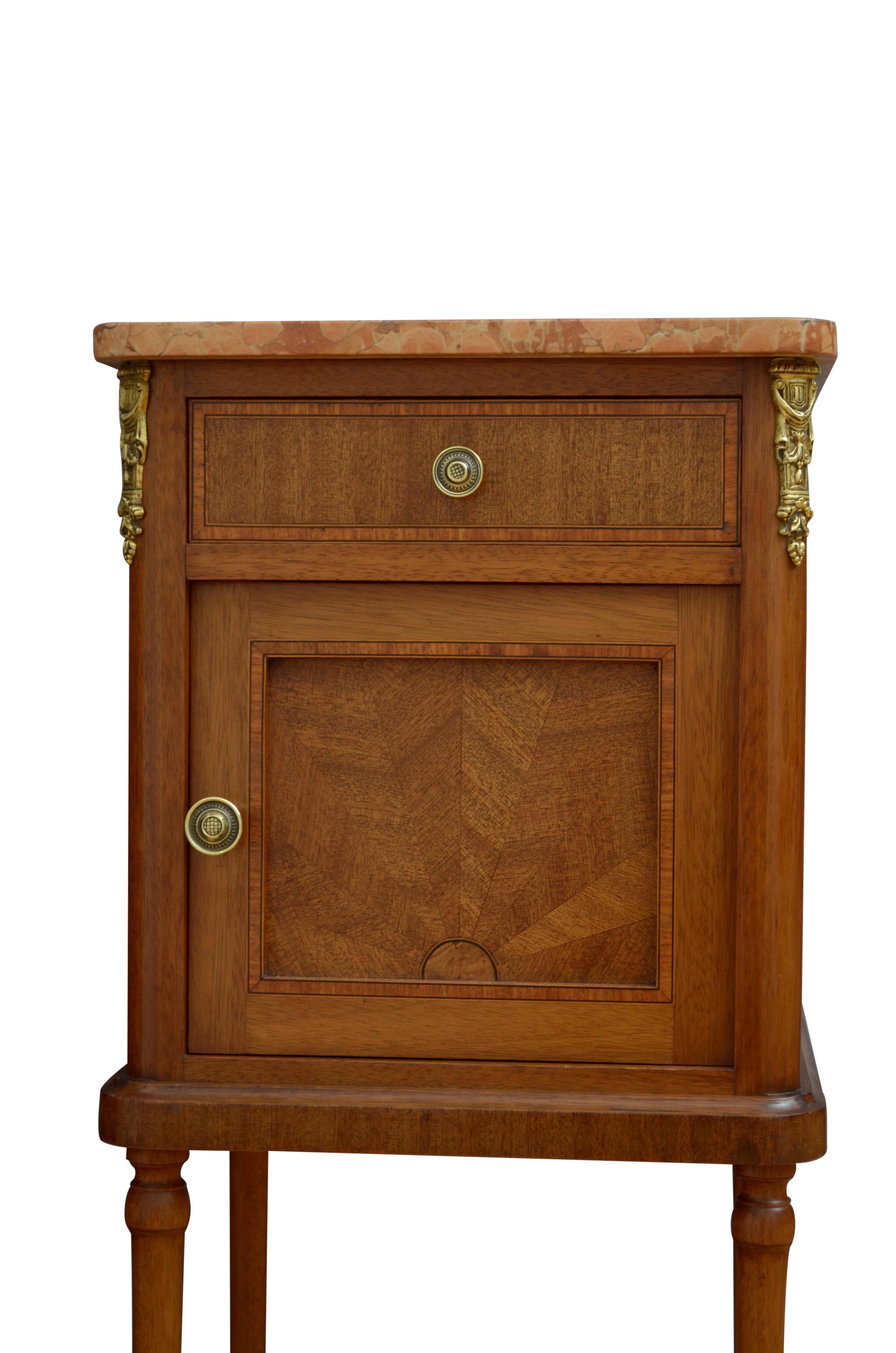 Paire de tables de chevet en acajou Antique French vers 1900 Bon état - En vente à High Peak, GB
