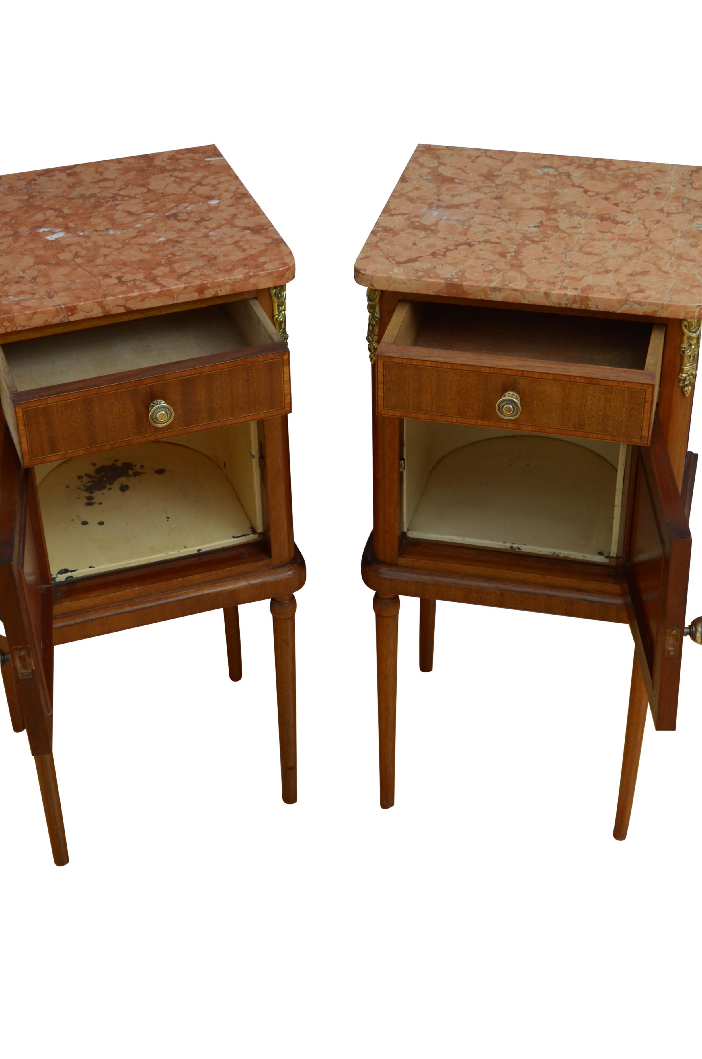 20ième siècle Paire de tables de chevet en acajou Antique French vers 1900 en vente