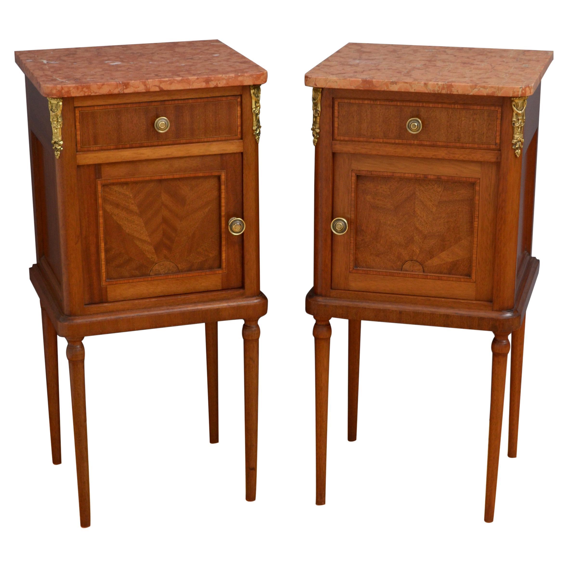 Paire de tables de chevet en acajou Antique French vers 1900 en vente