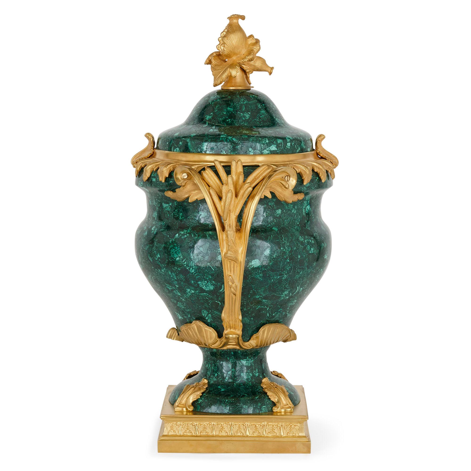 Paar französische Vasen aus Malachit und vergoldeter Bronze (Louis XVI.) im Angebot