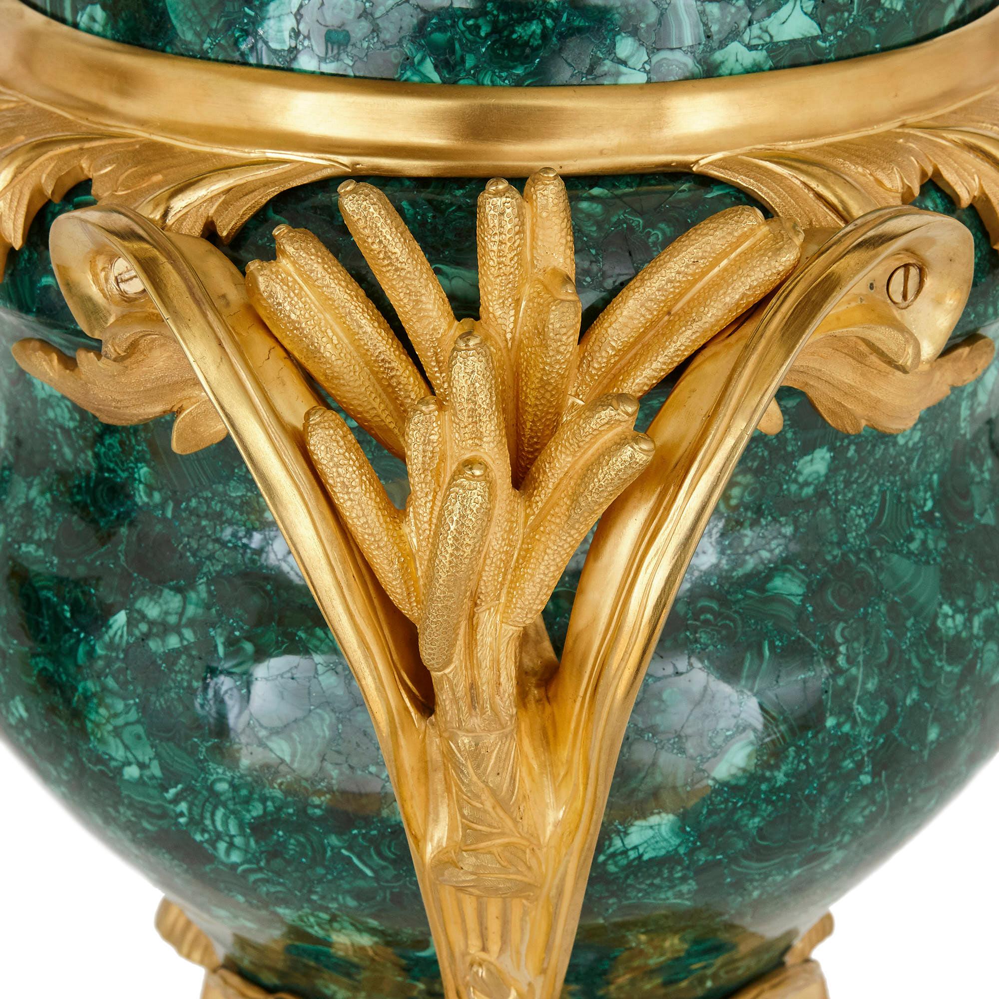 Paar französische Vasen aus Malachit und vergoldeter Bronze (Französisch) im Angebot