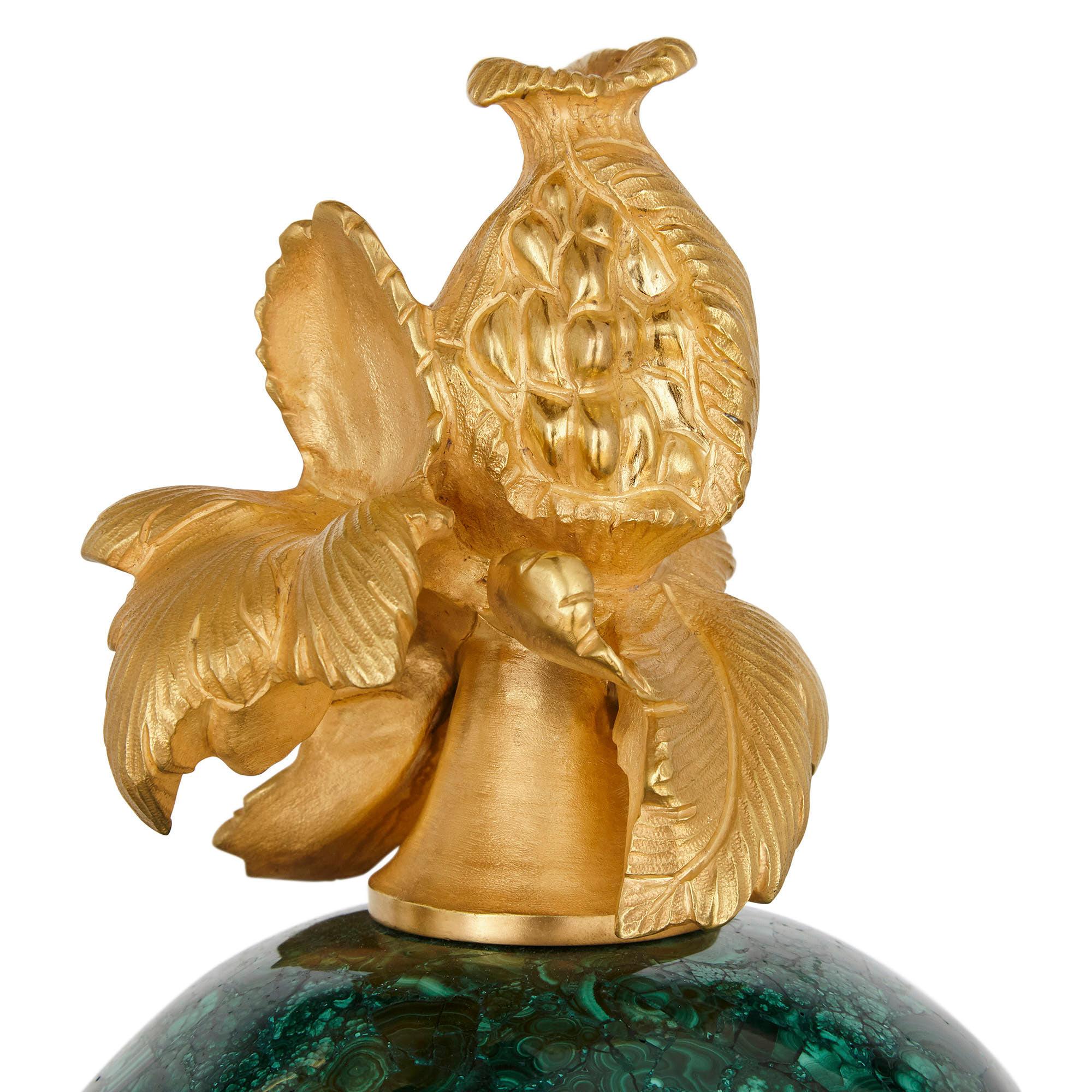 Paar französische Vasen aus Malachit und vergoldeter Bronze im Zustand „Gut“ im Angebot in London, GB