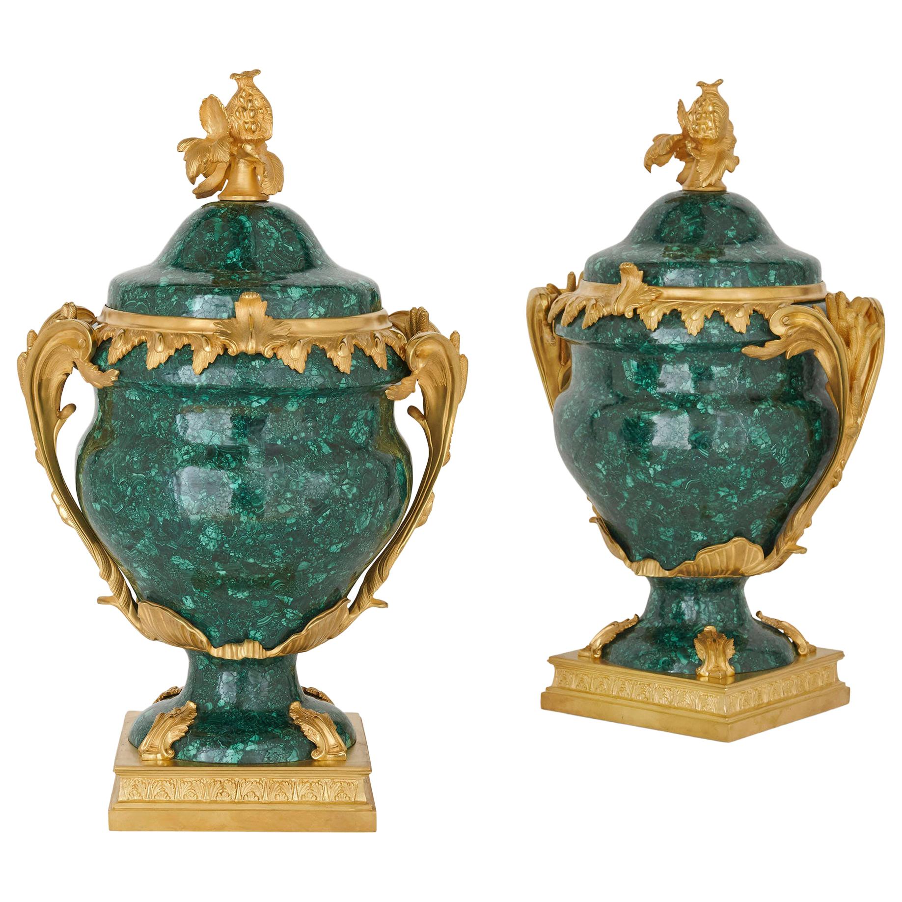 Paar französische Vasen aus Malachit und vergoldeter Bronze im Angebot