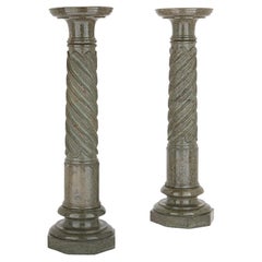 Paire de colonnes à piédestal en marbre français ancien