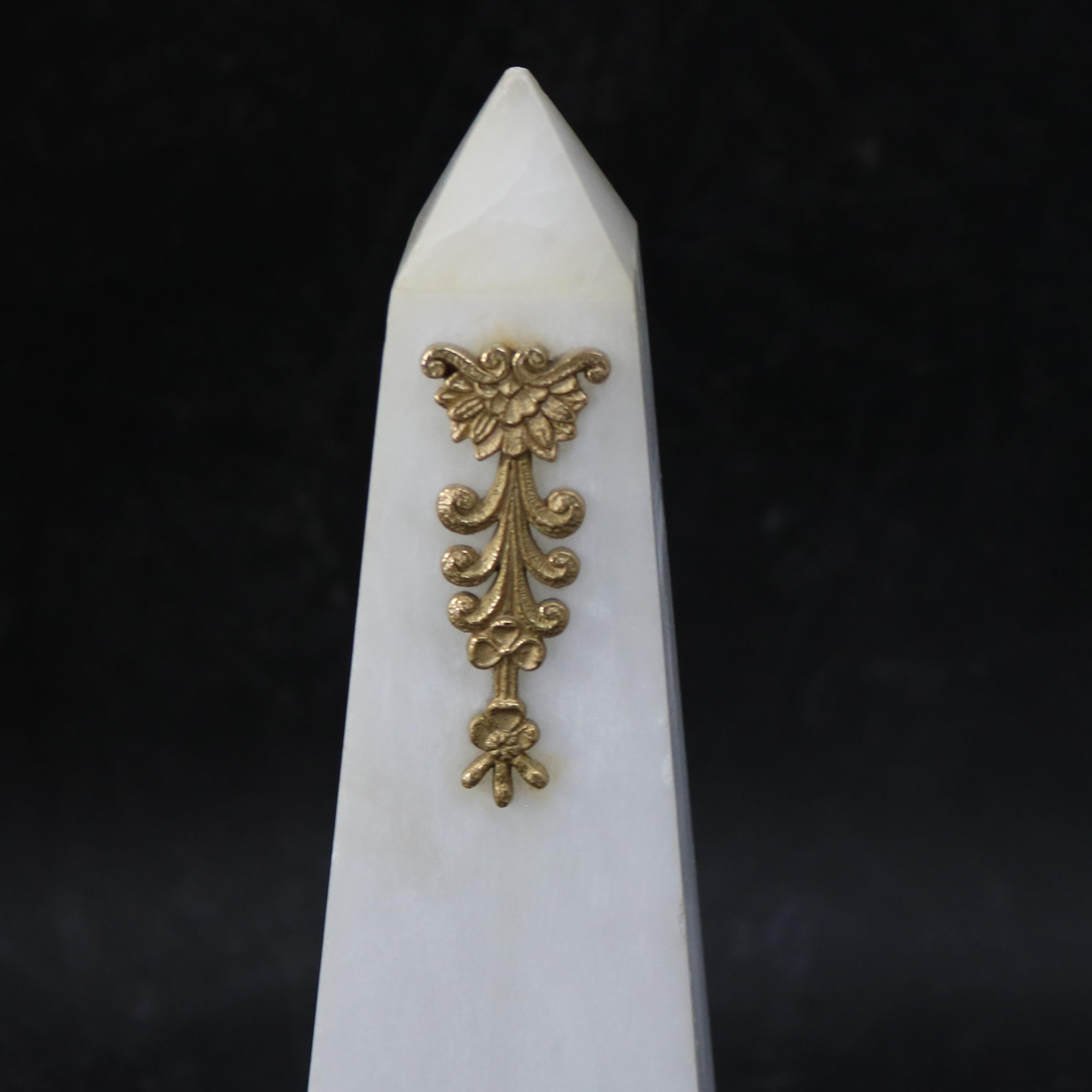 XIX secolo Coppia di obelischi francesi in marmo con montatura in ormolu C1890 in vendita