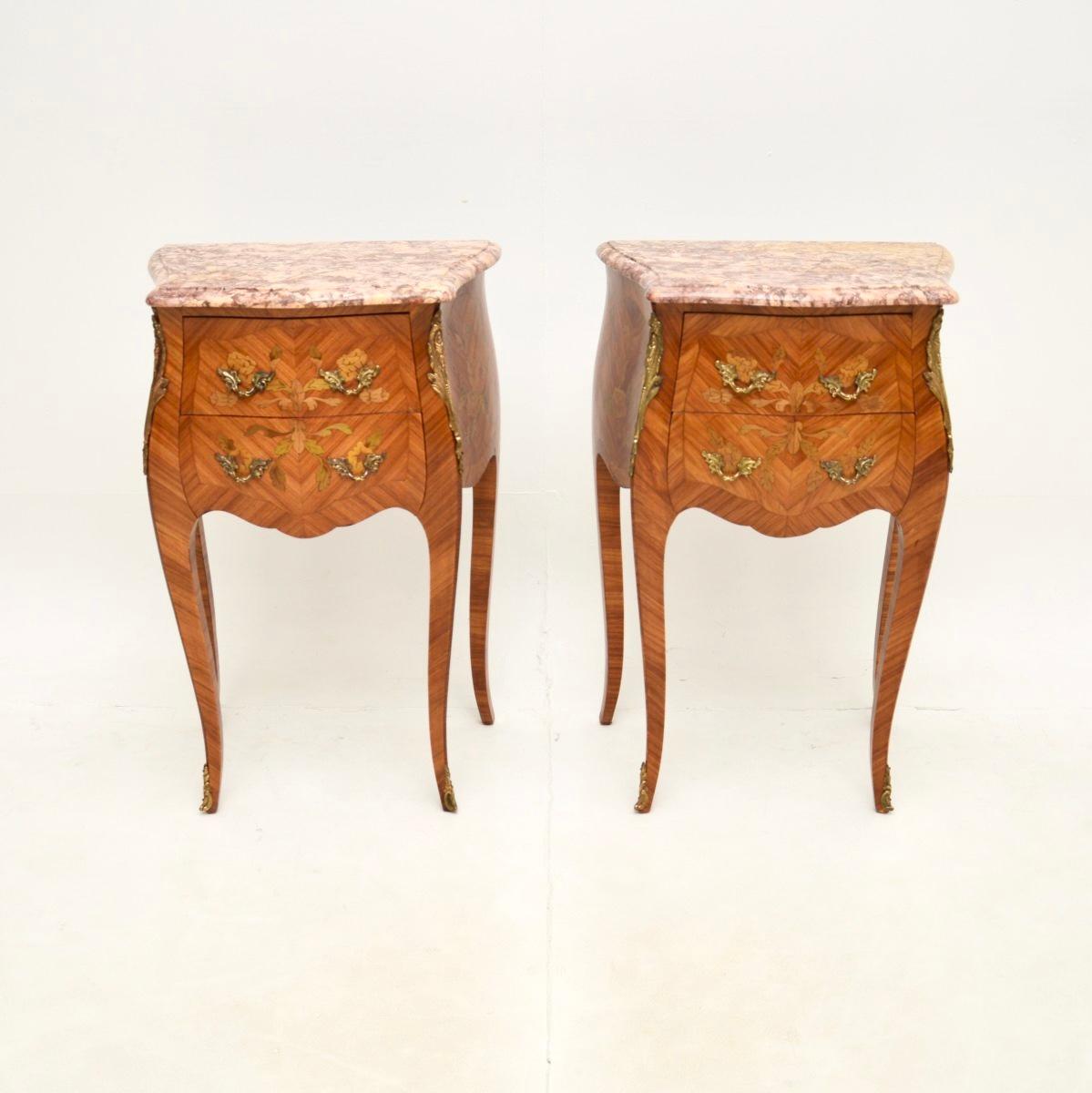 Una splendida coppia di antichi comodini francesi con piano in marmo. Sono stati realizzati in Francia e risalgono al periodo 1900-1920.

La qualità è fantastica, il design è elegante e robusto. Le maniglie e le montature in ormù sono di alta