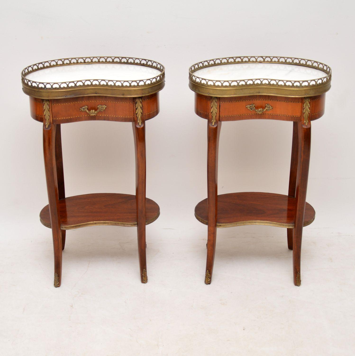 This very useful pair of antique French style kidney shaped tables would work well as lamp tables, side tables or even bedside tables. They are in very good original condition and date from circa 1930s period. The tops are marble, with pierced gilt