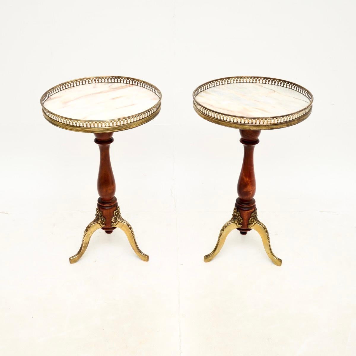 Una bellissima coppia di antichi tavoli da vino francesi con piano in marmo, risalenti agli anni '30 circa.

Sono di qualità eccezionale, i piani in marmo hanno gallerie in ottone traforato intorno ai bordi e poggiano su splendide basi a treppiede