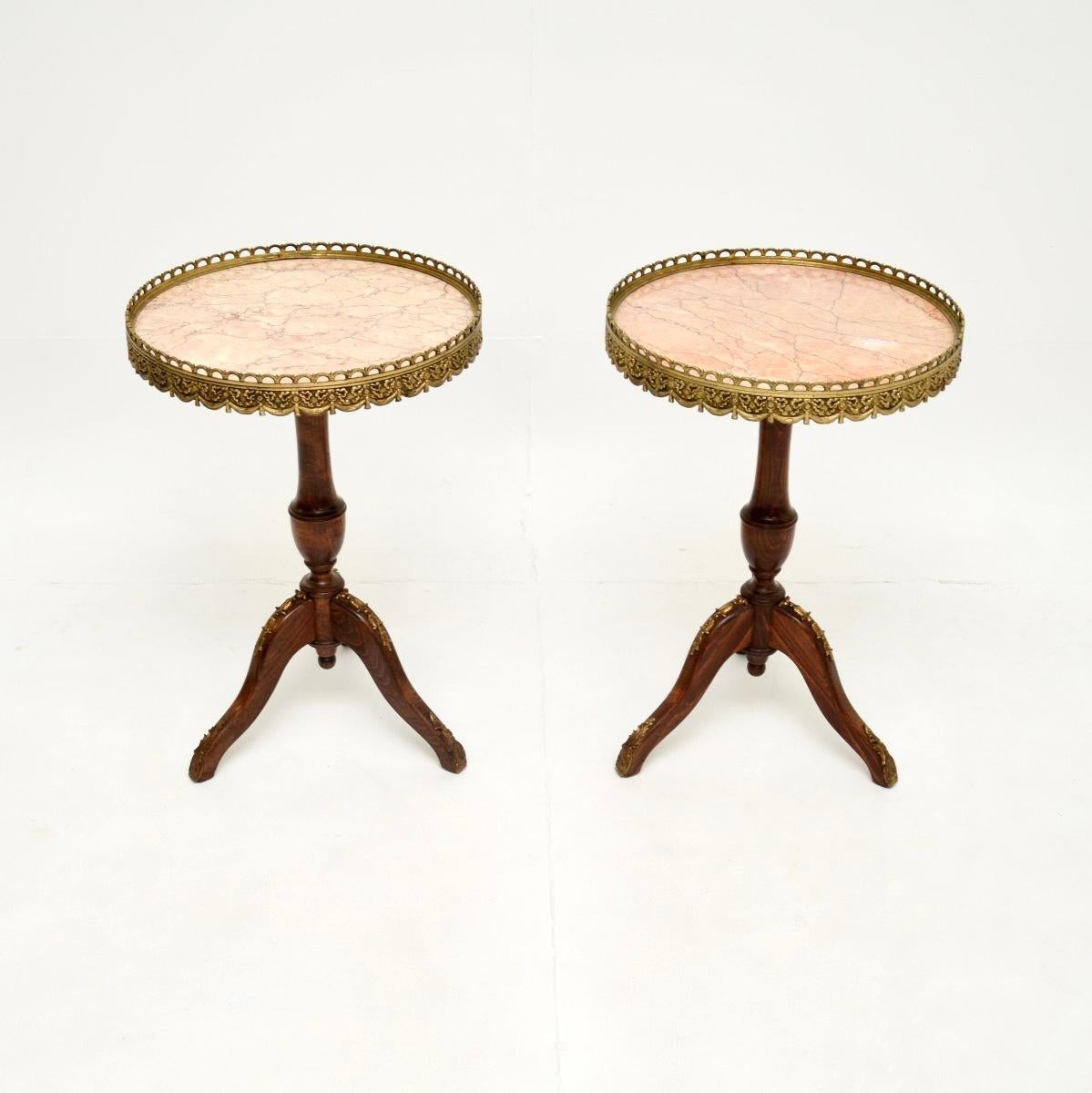 Une belle paire de tables à vin anciennes en marbre, datant des années 1930.

La qualité est exceptionnelle et leur taille est très utile. Les plateaux en marbre présentent des couleurs et des motifs magnifiques, ils sont maintenus par des galeries
