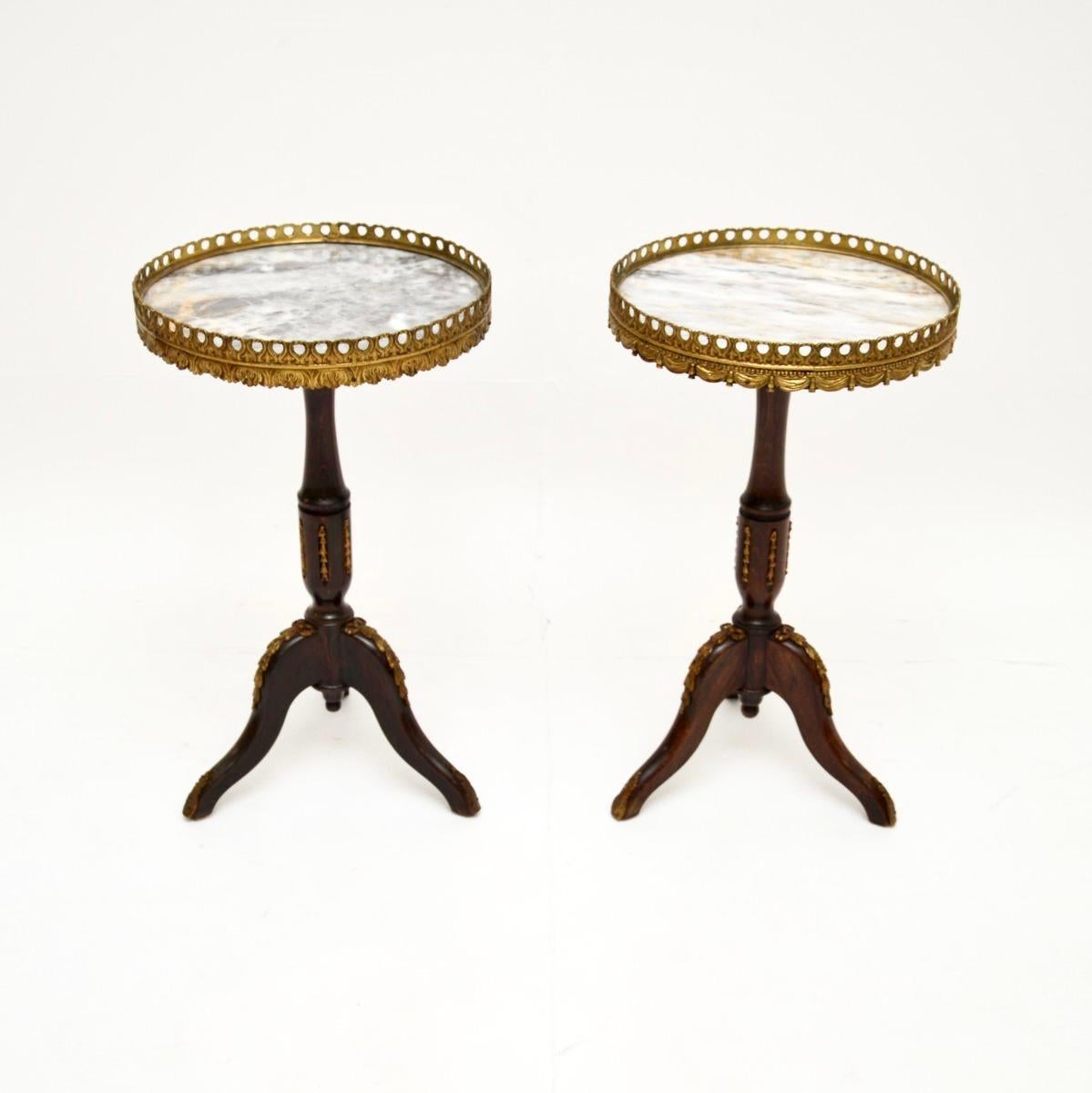 Une belle paire de tables à vin anciennes en marbre, datant des années 1930.

La qualité est exceptionnelle et leur taille est très utile. Les plateaux en marbre présentent des couleurs et des motifs magnifiques, ils sont maintenus par des galeries
