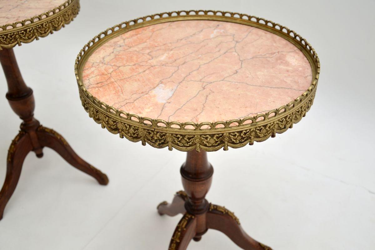 Louis XV Paire de tables à vin françaises anciennes à plateau en marbre en vente