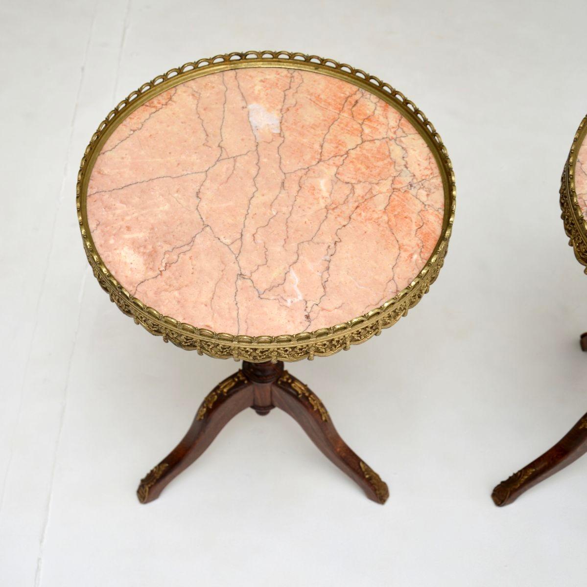 Paire de tables à vin françaises anciennes à plateau en marbre Bon état - En vente à London, GB