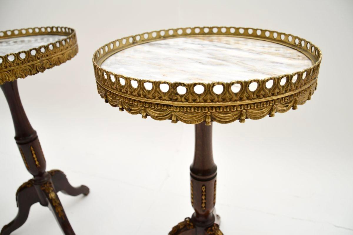 Bronze doré Paire de tables à vin françaises anciennes à plateau en marbre en vente