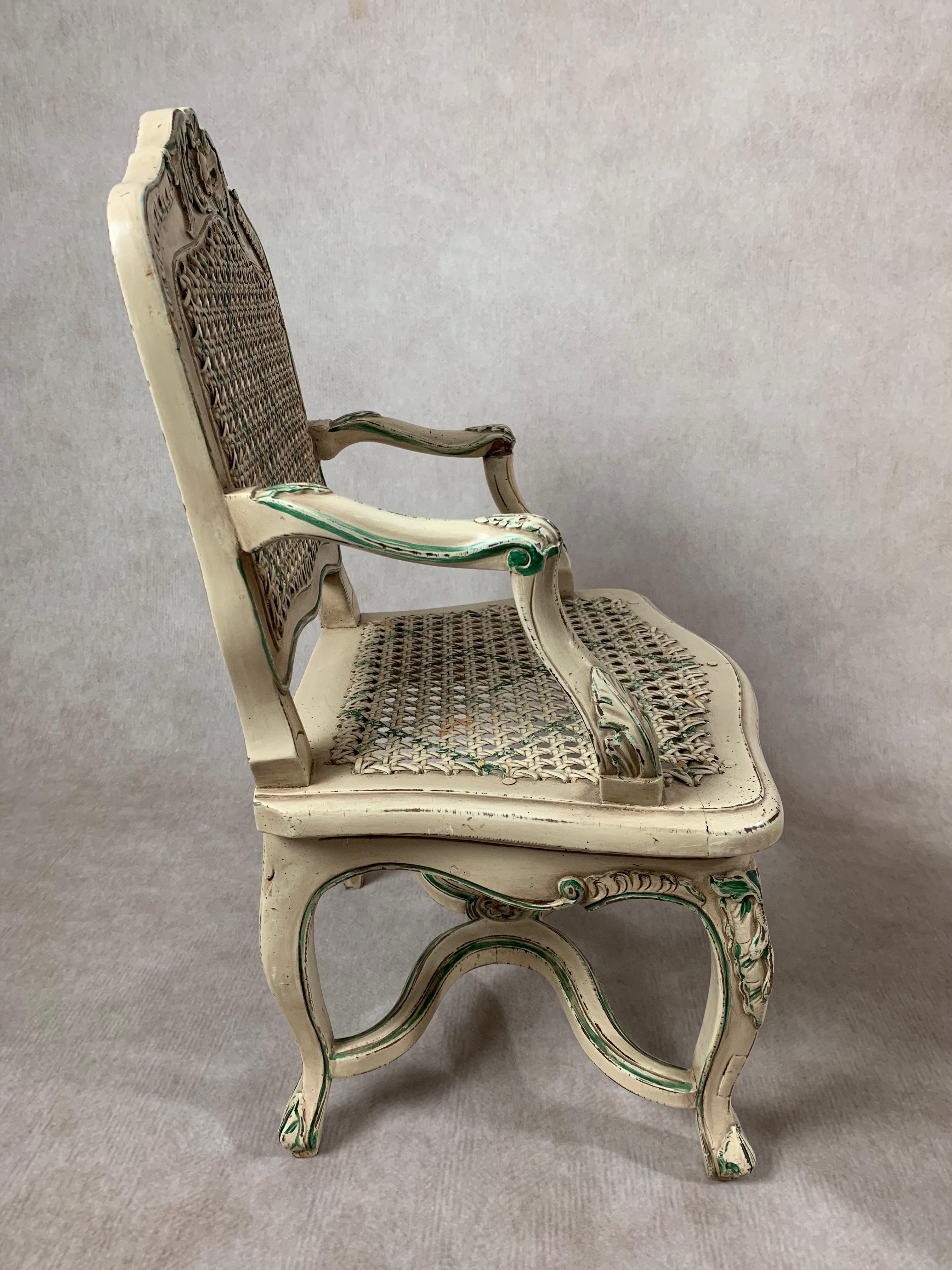 Français Paire de chaises à accoudoirs en bergère cannée de style Louis XVI, de taille miniature ou de poupée en vente