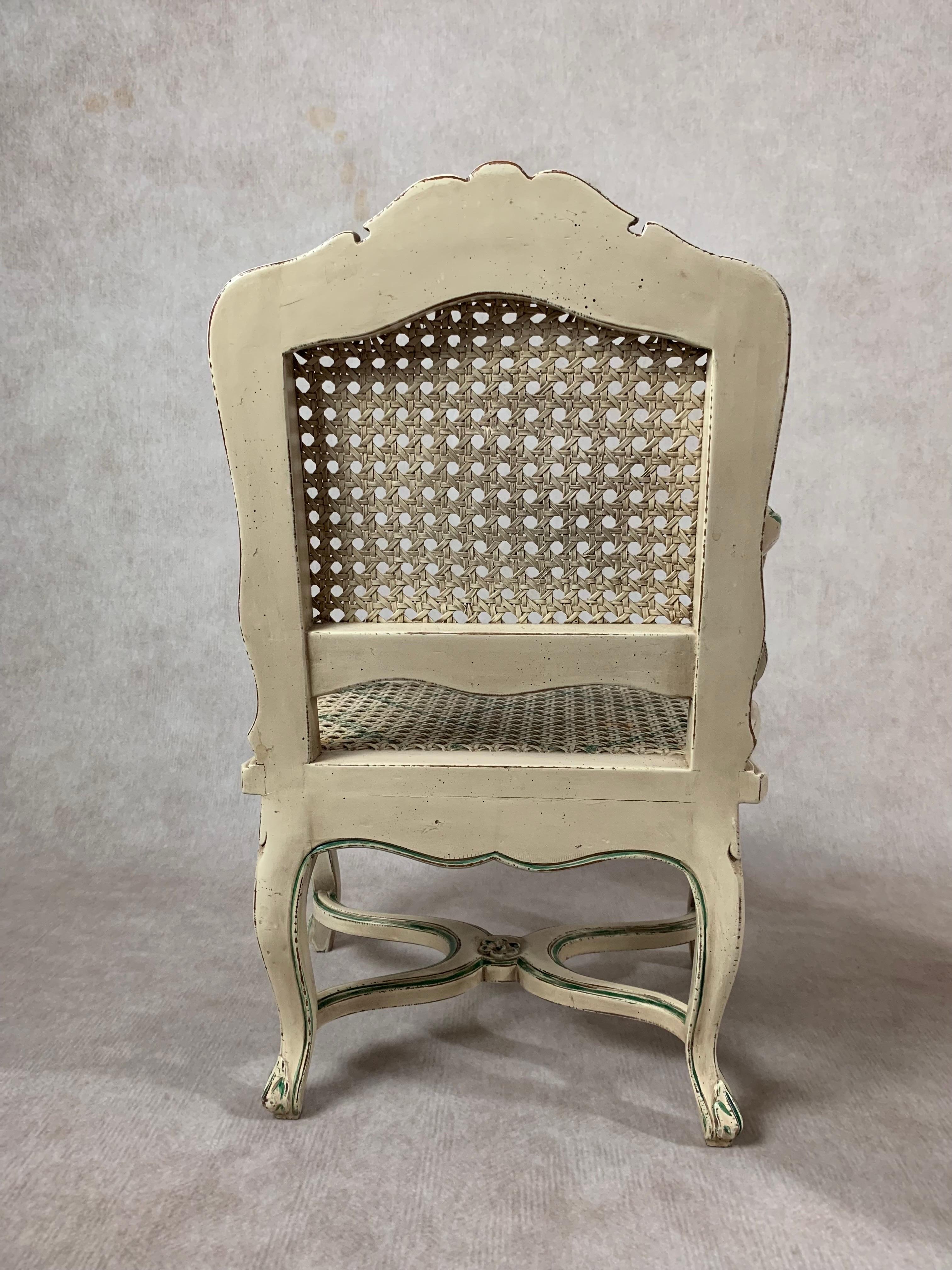 Vannerie Paire de chaises à accoudoirs en bergère cannée de style Louis XVI, de taille miniature ou de poupée en vente