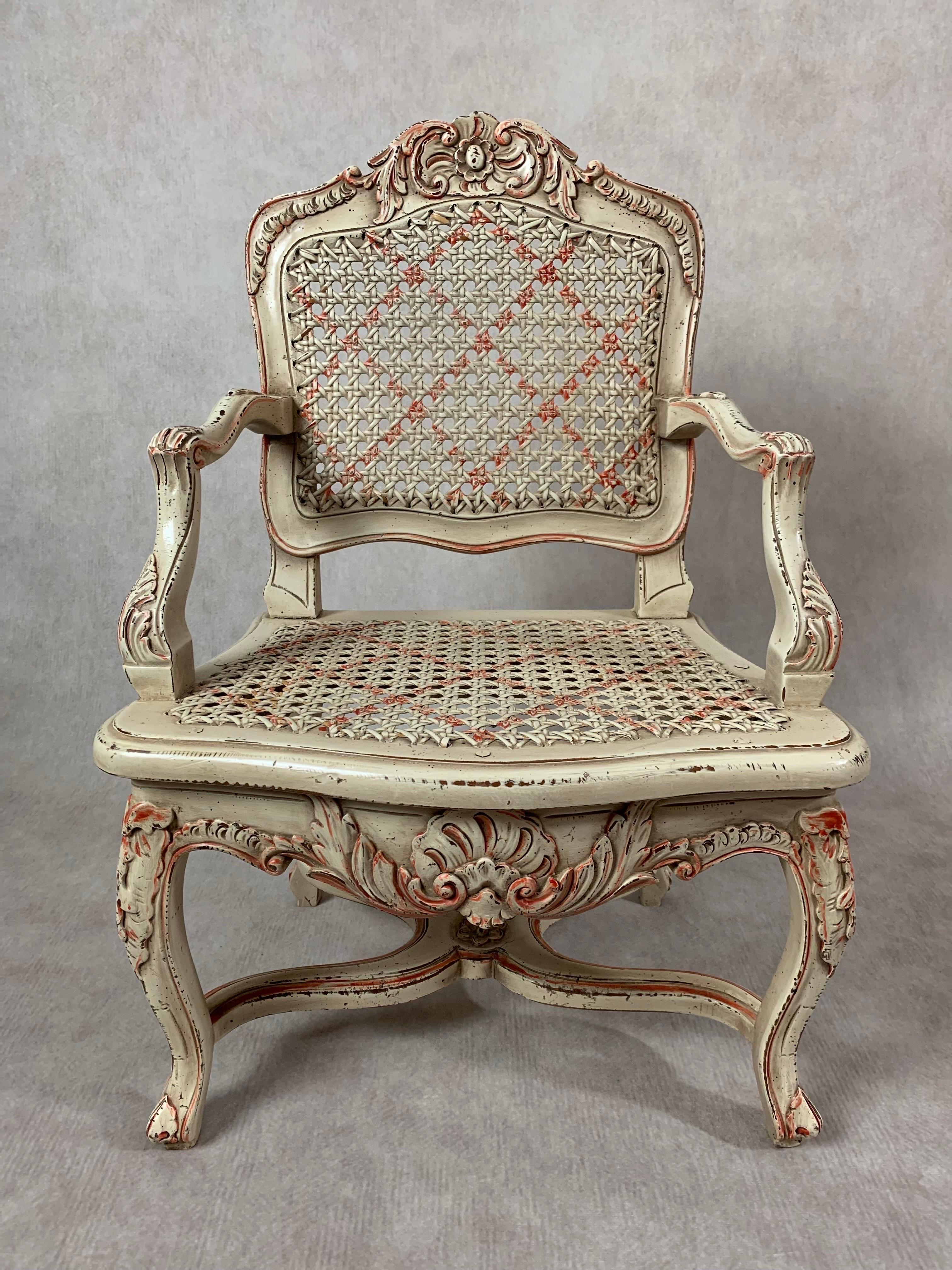 Paire de chaises à accoudoirs en bergère cannée de style Louis XVI, de taille miniature ou de poupée en vente 2